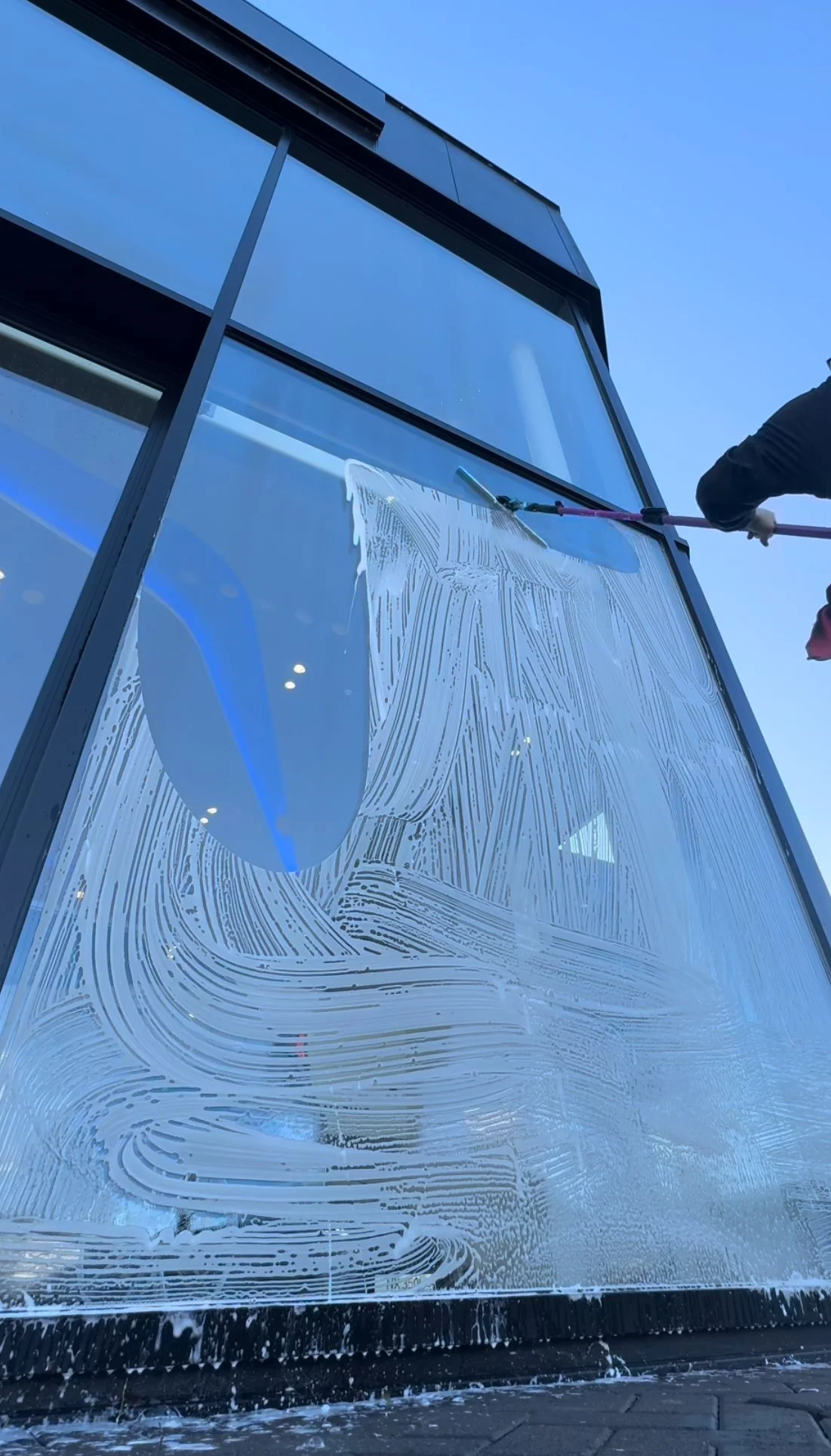 TEMAS bietet zuverlässige und streifenfreie Glasreinigung in Nürnberg und Umgebung.
Saubere Fenster, Glasflächen und Rahmen sorgen für einen gepflegten Eindruck und lassen mehr Licht in Ihre Räumlichkeiten.