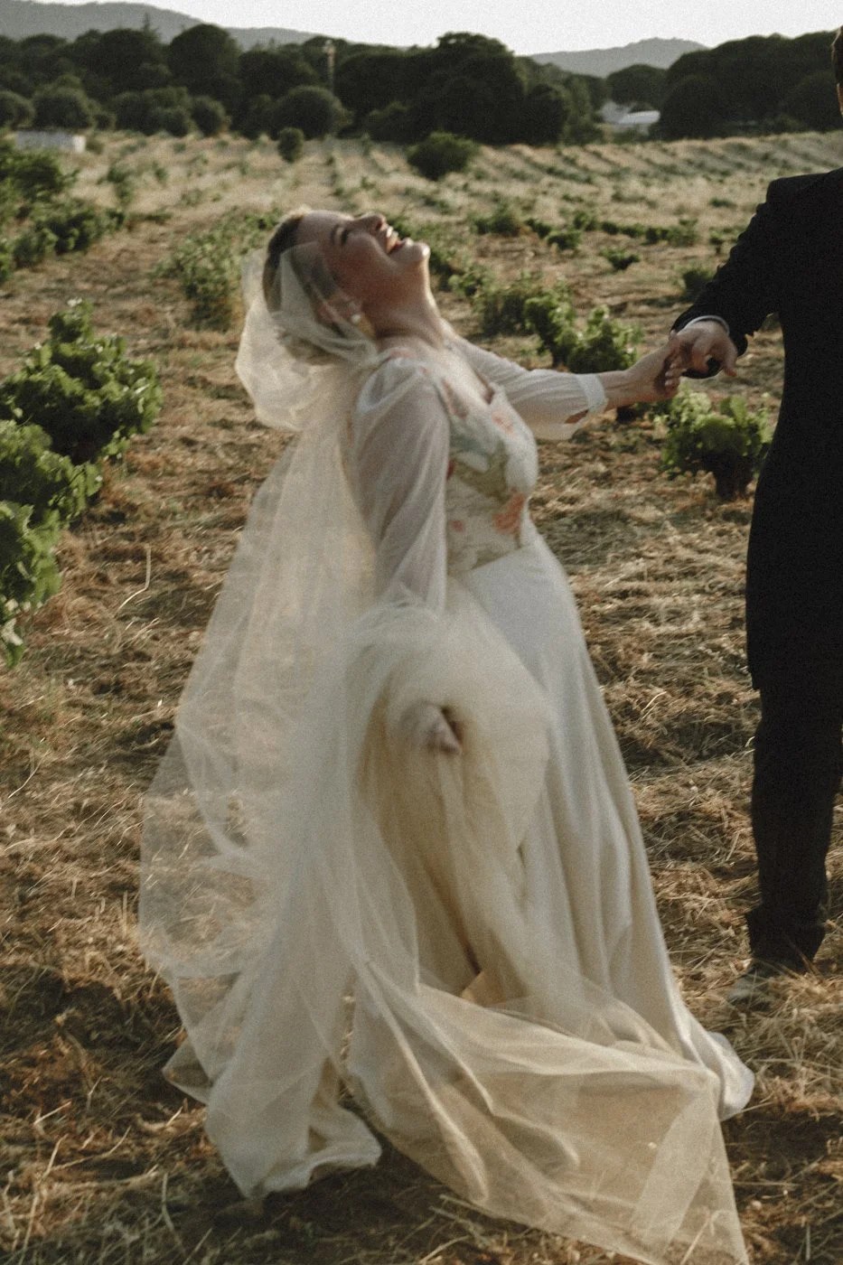 Una boda familiar entre viñedos en una finca privada de Pelayos de la Presa