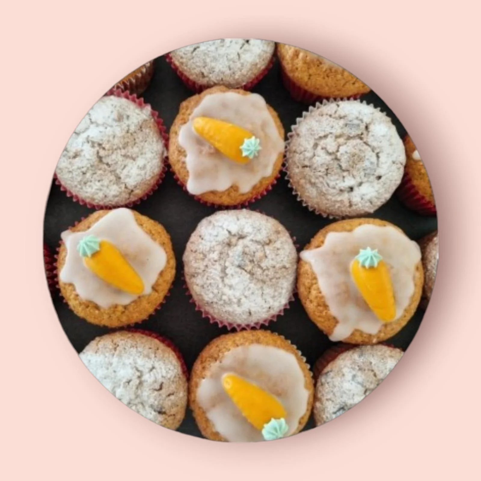 Handgemachte Cupcakes mit Karotten-Dekoration – liebevoll verziert und umgeben von klassischen Cupcakes mit feinem Puderzucker. Ideal für Geburtstage oder als süsse Geschenkidee. Individuell gestaltbar und frisch gebacken von La Tortina.