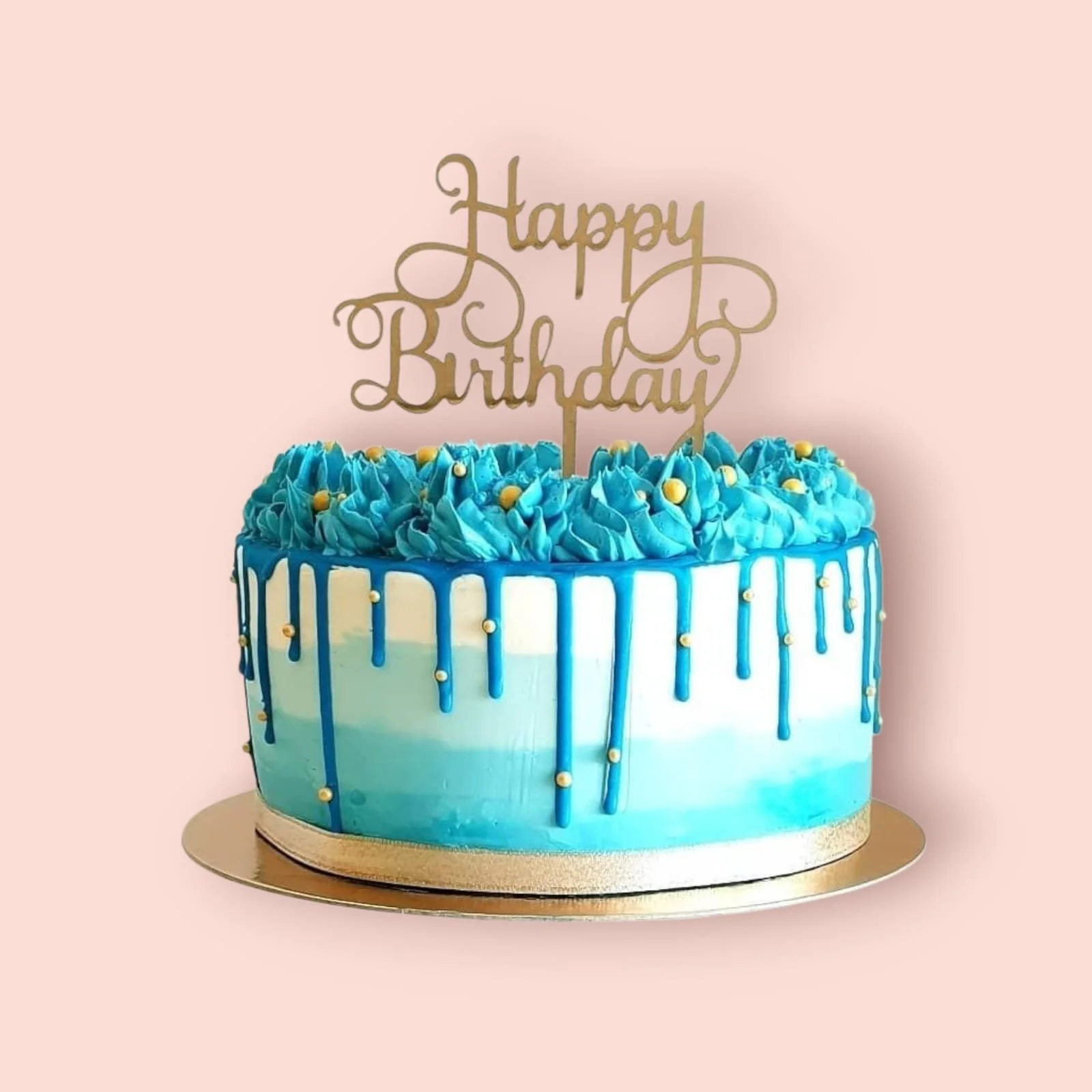 Geburtstagstorte mit sanftem Ombre-Verlauf in Blau und Weiß. Die Torte ist mit einer feinen Buttercreme umhüllt, einem glänzenden blauen Drip verziert und wird mit einer liebevoll gespritzten Buttercreme-Deko sowie einem Happy-Birthday Caketopper.