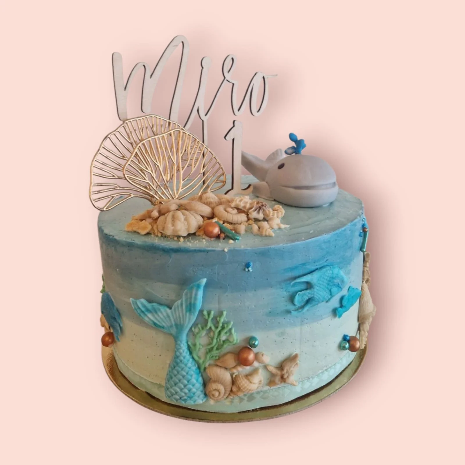 Unterwasser Geburtstagstorte zum 1. Geburtstag mit liebevoll modellierten Meerjungfrauen, Fischen und Ginkgoblättern. Mit passendem Caketopper – perfekt für Meerjungfrauen-Mottos und Kindergeburtstage.
