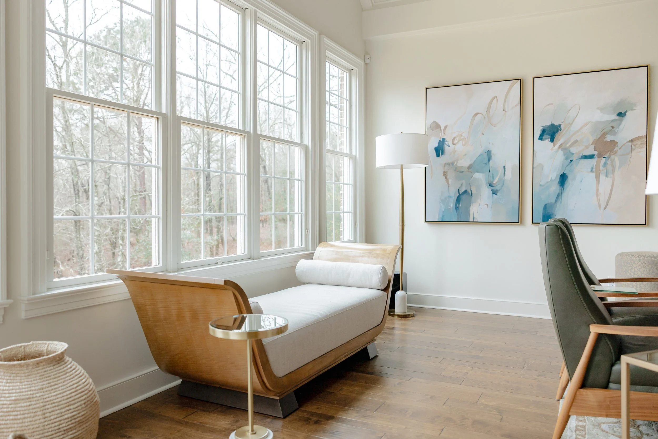 A cozy sitting area curated by Cossart Design, featuring layered fabrics, custom seating, and a warm, inviting layout. The space balances sophistication with comfort, making it ideal for conversation and relaxation.
#InteriorDesign #SittingArea #Coss