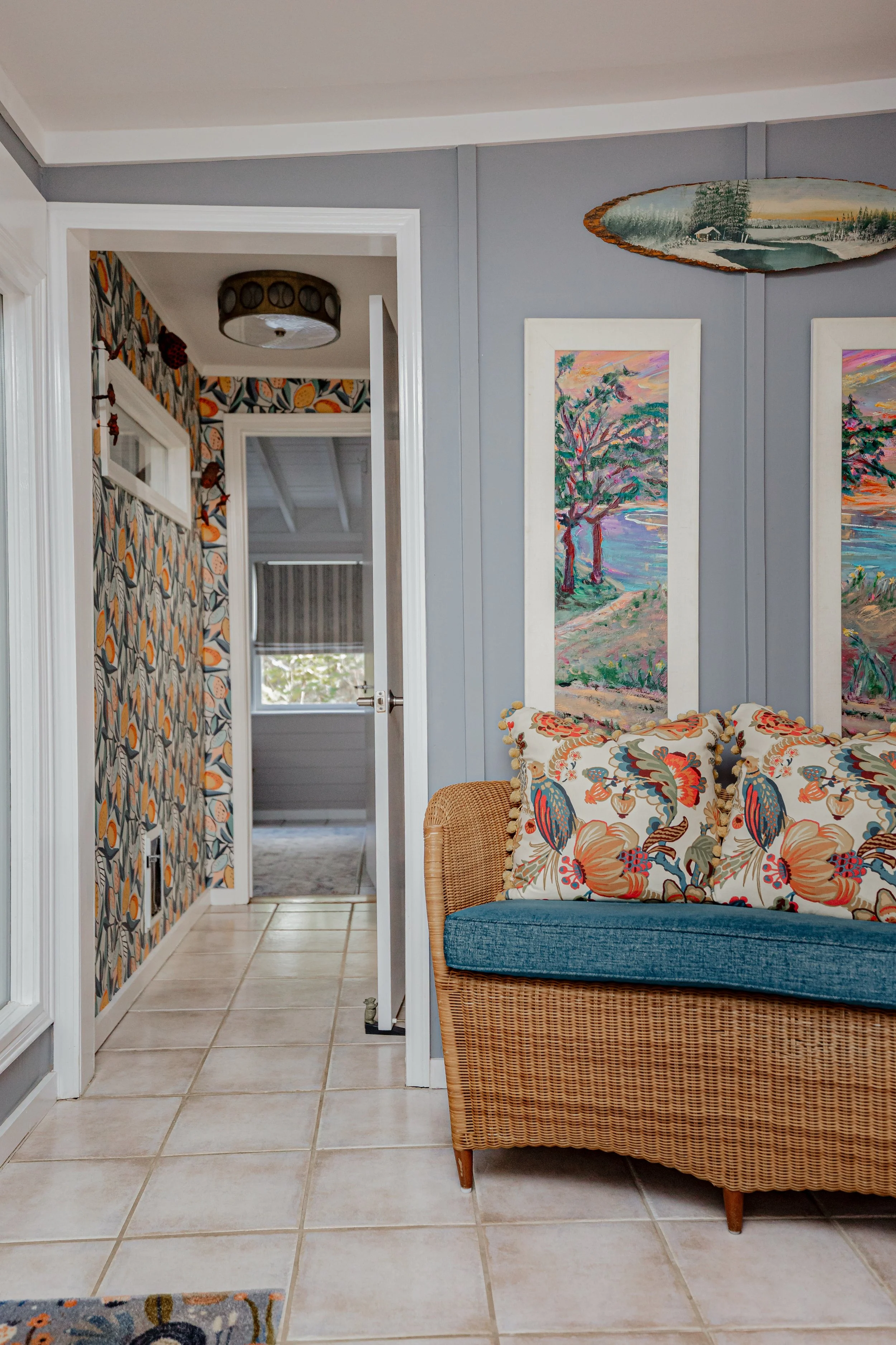 A transitional area within the home that bridges rooms with cohesive design elements, demonstrating how wallpaper, furnishings, and textures work together to create flow and visual harmony.
#TransitionalSpaces #InteriorDesign #WallpaperInspiration #C