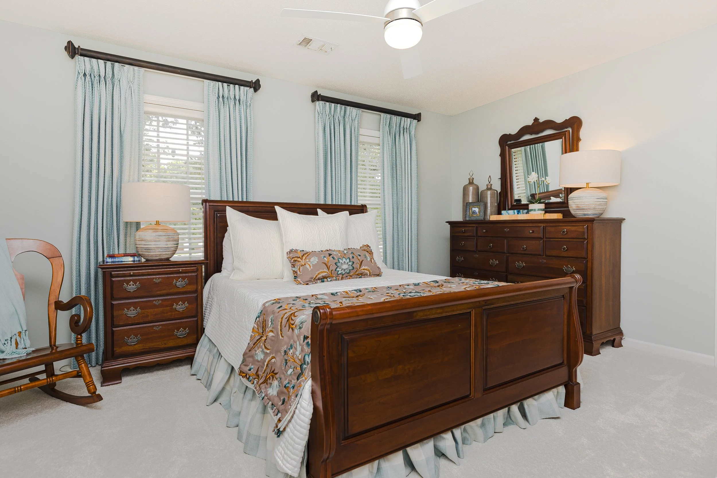 An elevated guest bedroom by Cossart Design, with soft color palettes and custom window treatments. Designed to be serene, functional, and sophisticated, this space reflects timeless Southern charm and refined comfort.
#GuestBedroomDesign #LuxuryInte