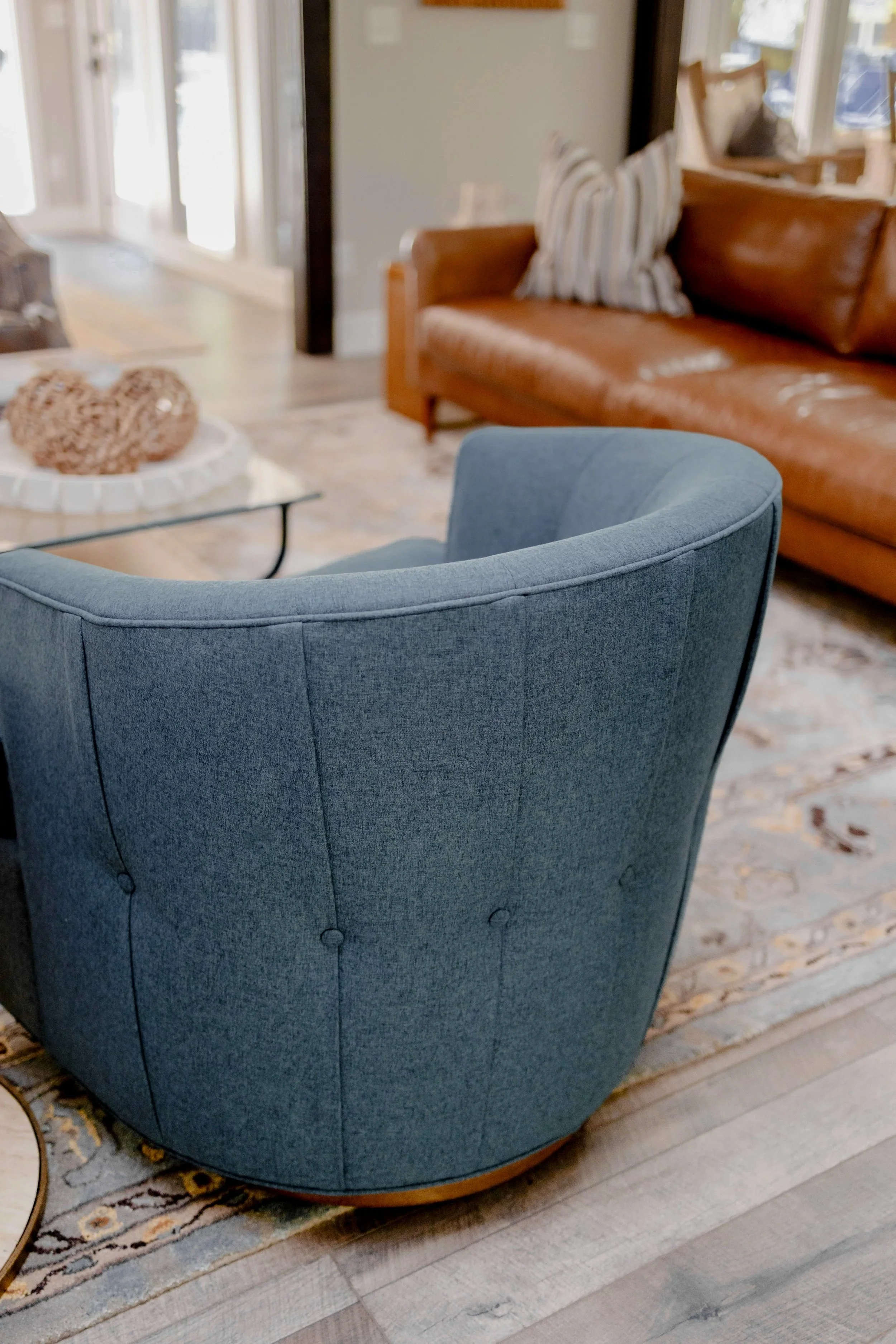 Beautiful interior living room designed by Cossart Design, a premier home interior design company in Perry, GA, proudly serving Warner Robins, Macon, Kathleen, and Middle Georgia #InteriorDesign #HomeDesign #TimelessDesign #christinaelmorephotography