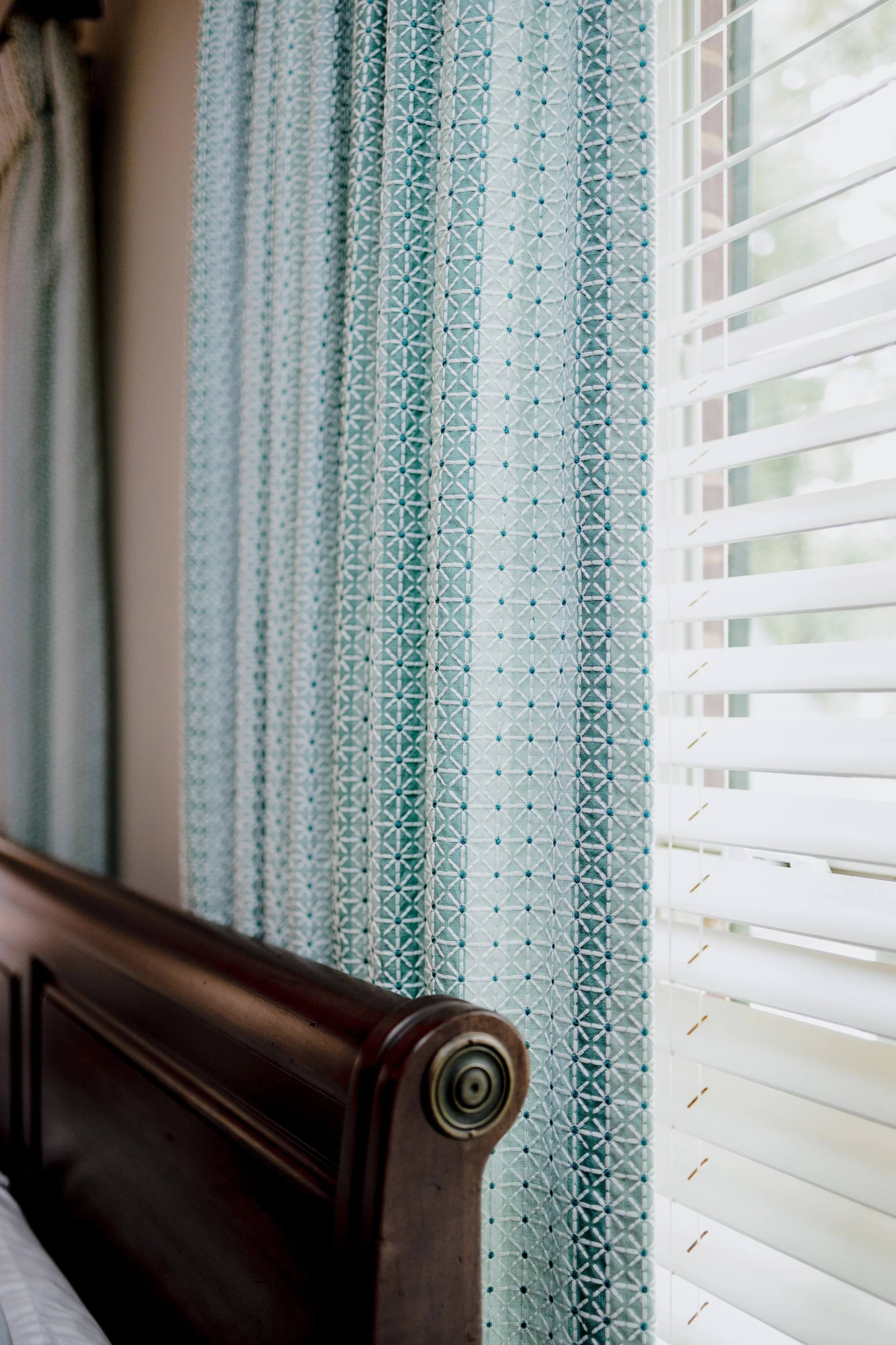 An elevated guest bedroom by Cossart Design, with soft color palettes and custom window treatments. Designed to be serene, functional, and sophisticated, this space reflects timeless Southern charm and refined comfort.
#GuestBedroomDesign #LuxuryInte