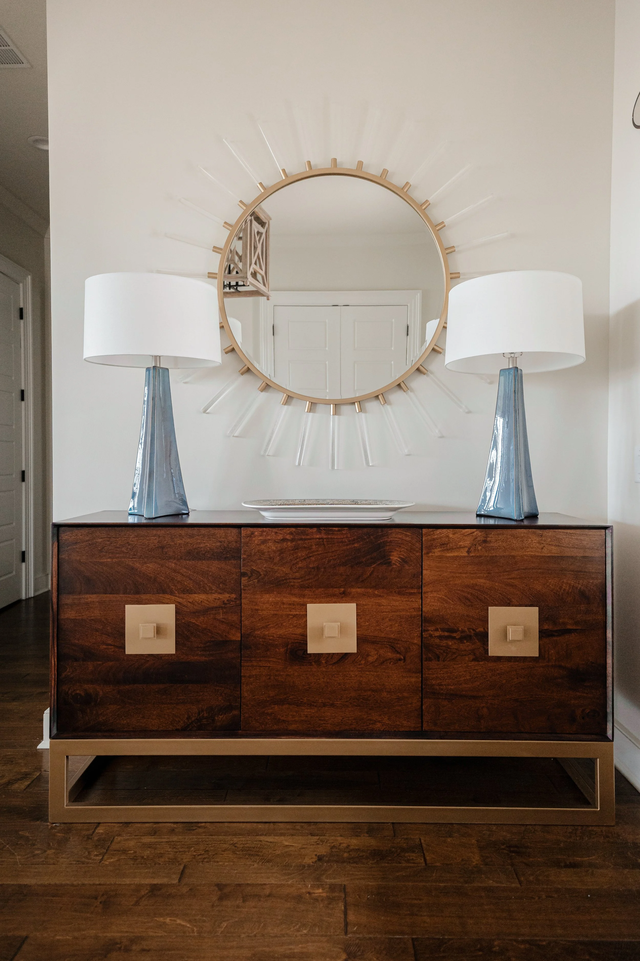 A welcoming foyer designed by Cossart Design in the Allendale home, featuring layered textures, custom finishes, and curated details that set the tone for refined, elevated living in Fort Valley, GA.
#InteriorDesign #EntryDesign #CossartDesign #Allen
