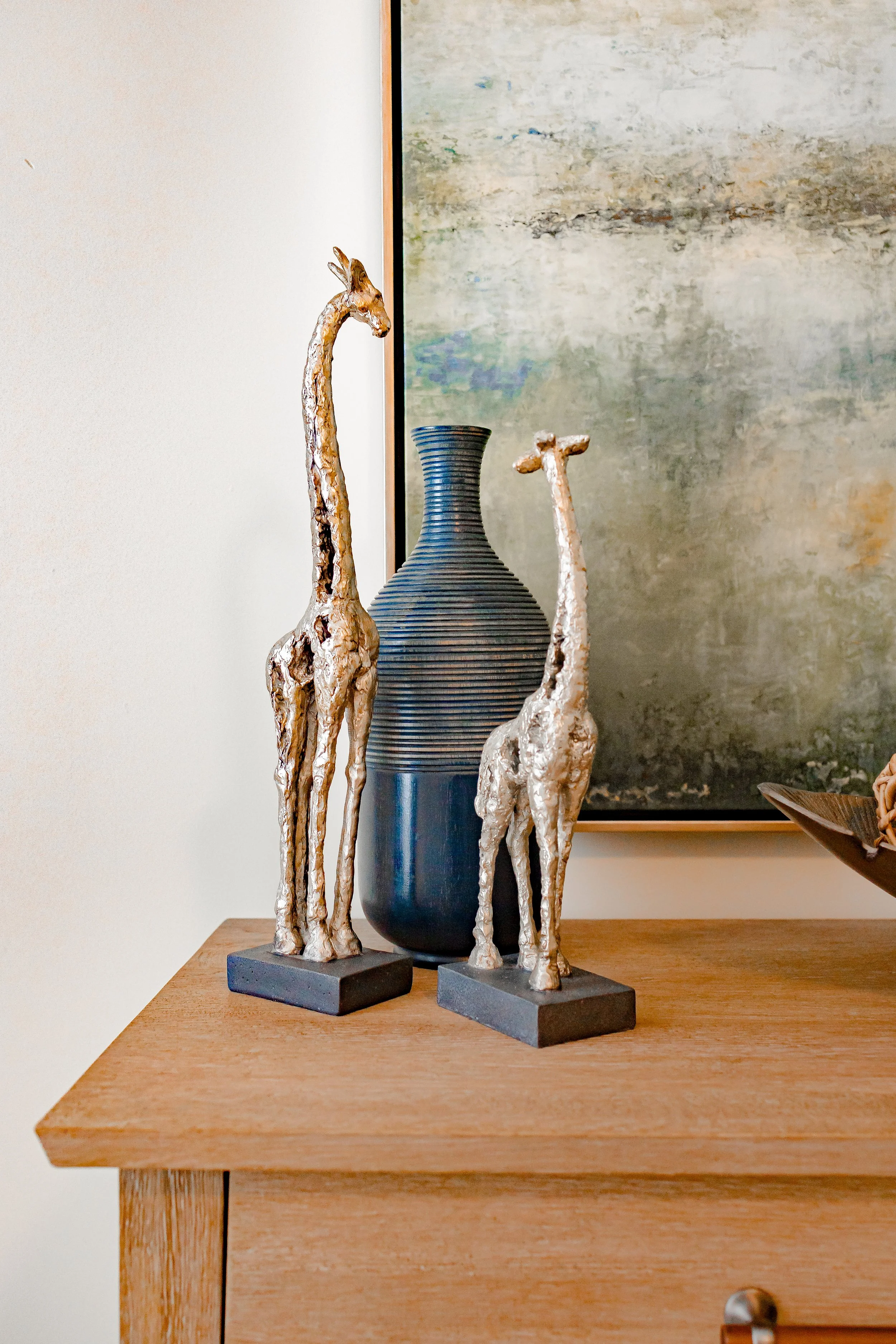 A stylish twin bedroom by Cossart Design, featuring custom pillows, elevated furniture, and layered textiles. The space is playful, functional, and welcoming, designed to offer guests comfort without compromising on style.
#TwinBedroomDesign #LuxuryI