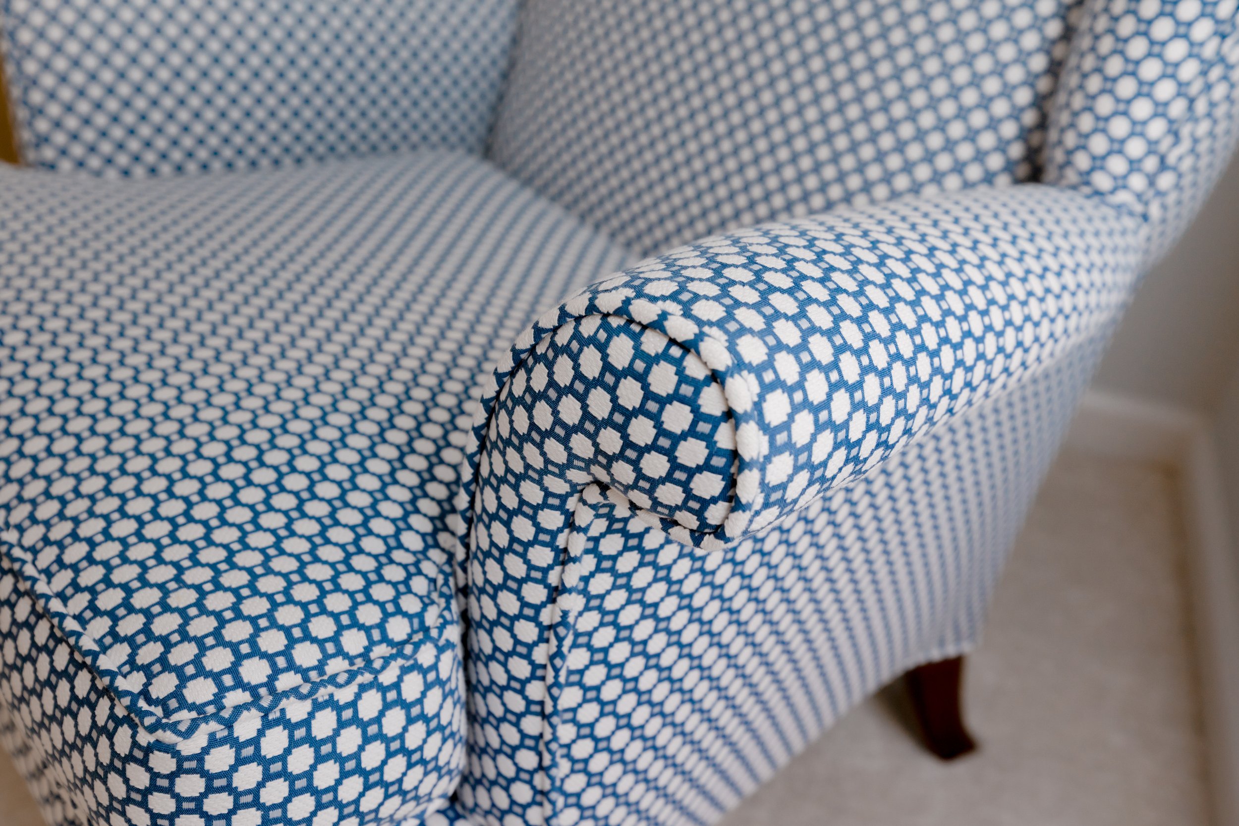 A luxurious guest bedroom designed by Cossart Design, featuring custom bedding and a private, wallpapered ensuite bathroom. The design balances sophistication and comfort, offering guests a serene and elevated retreat with Southern charm.
#GuestBedro