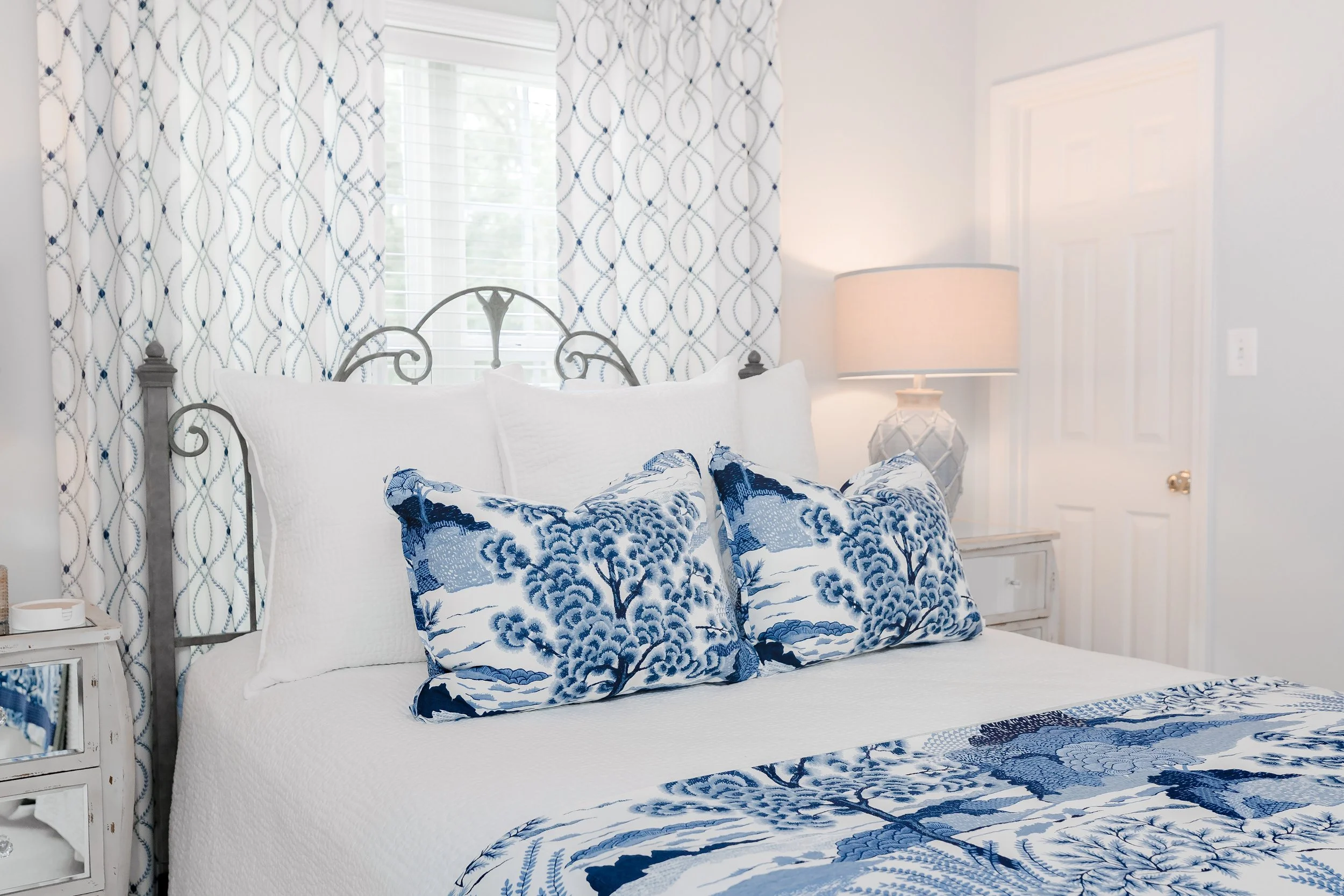 A luxurious guest bedroom designed by Cossart Design, featuring custom bedding and a private, wallpapered ensuite bathroom. The design balances sophistication and comfort, offering guests a serene and elevated retreat with Southern charm.
#GuestBedro