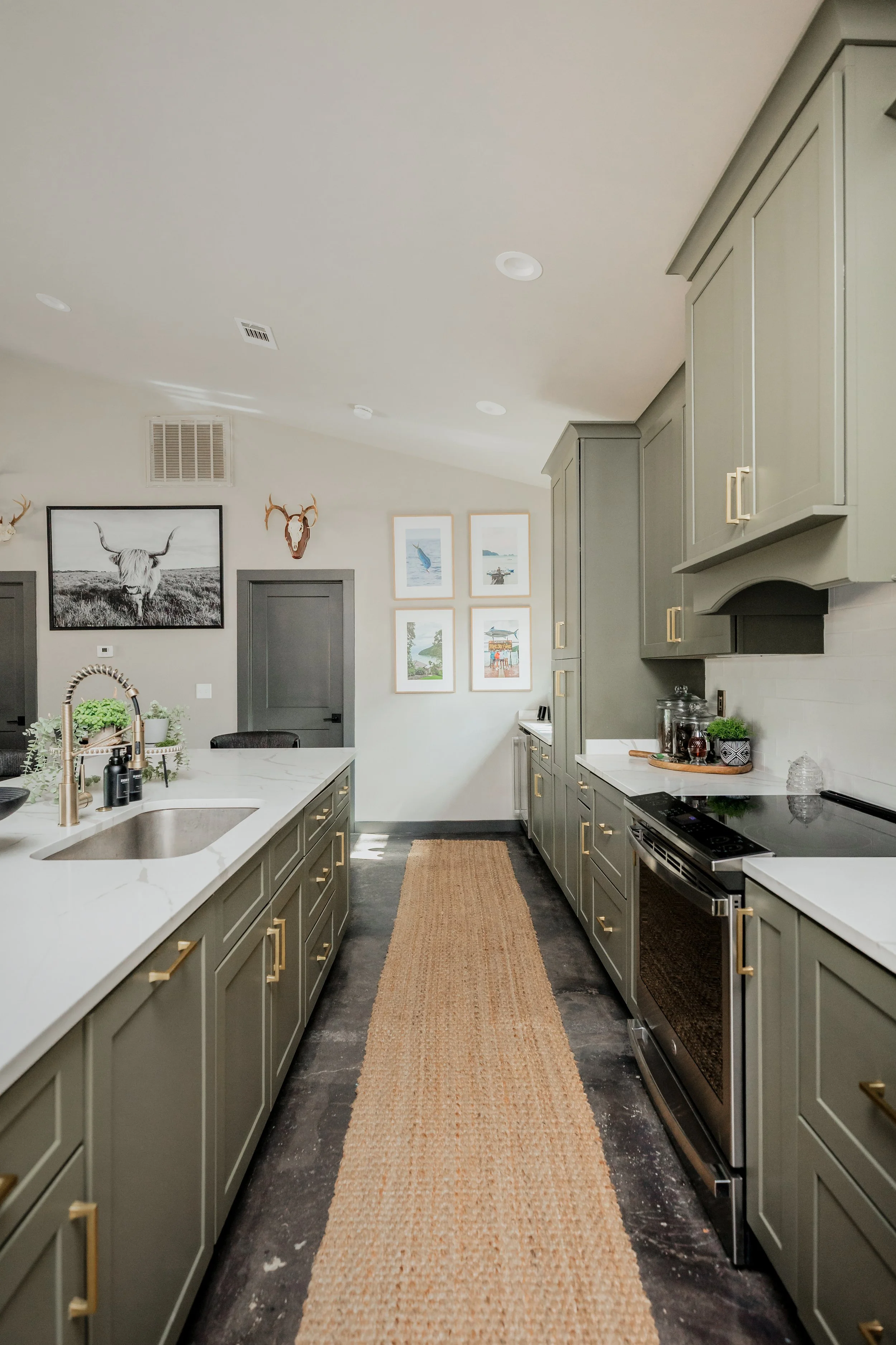 An open kitchen by Cossart Design that combines rugged sensibility with refined finishes, featuring stunning countertops and a custom backsplash that elevate the space. Industrial accents pair with sleek surfaces and thoughtfully selected materials t