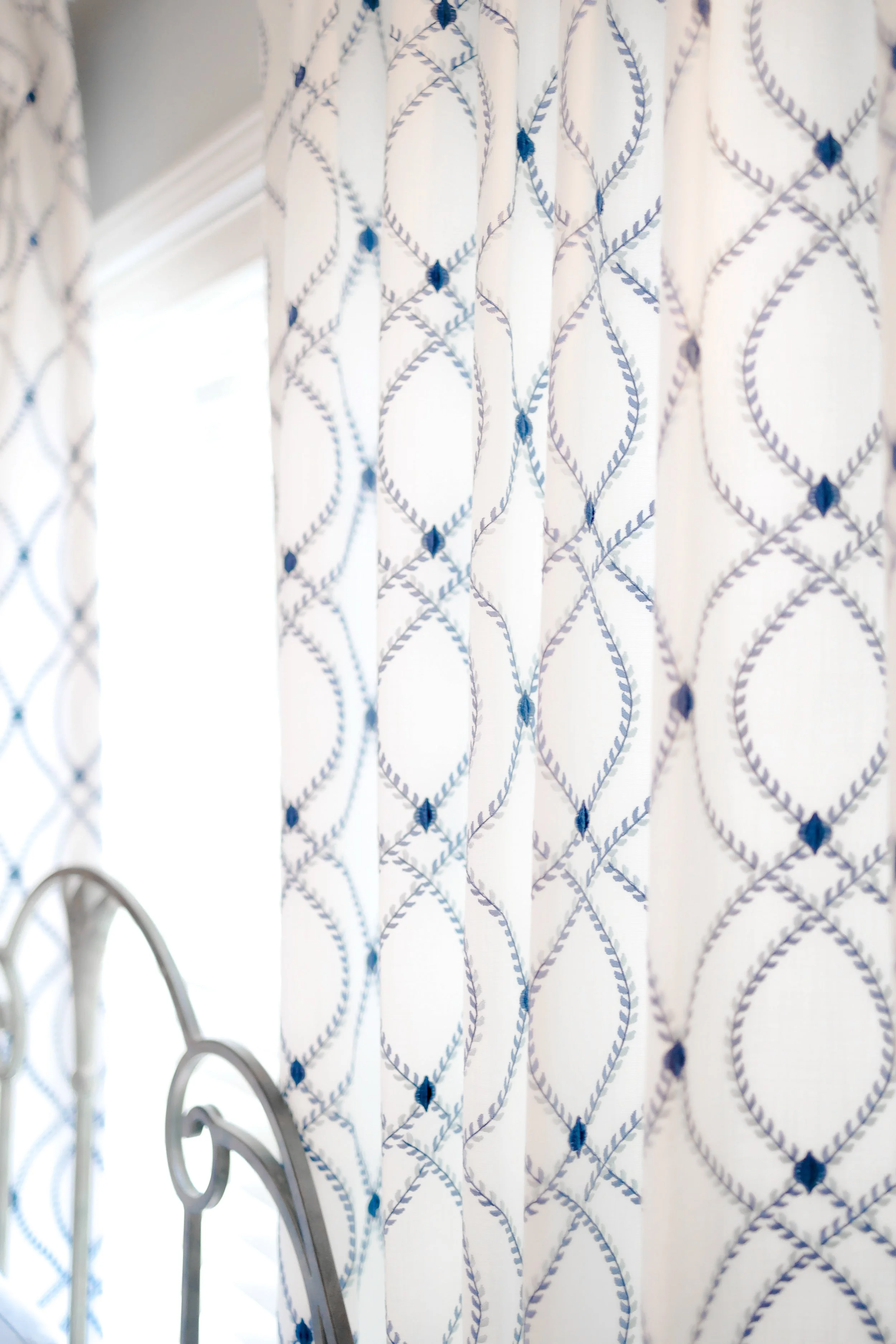 A luxurious guest bedroom designed by Cossart Design, featuring custom bedding and a private, wallpapered ensuite bathroom. The design balances sophistication and comfort, offering guests a serene and elevated retreat with Southern charm.
#GuestBedro