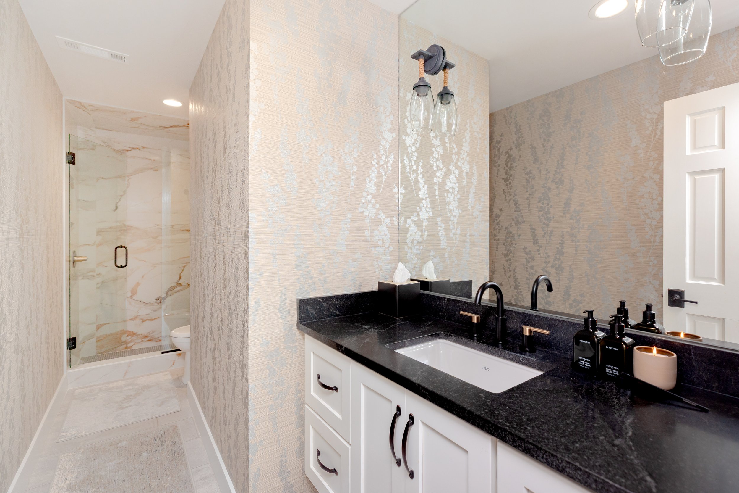 Gorgeous bathroom designed by Cossart Design, a premier home interior design company in Perry, GA, proudly serving Warner Robins, Macon, Kathleen, and Middle Georgia #InteriorDesign #HomeDesign #PerryGA #DesignInspo #GeorgiaHomes #InteriorStyling #Ti