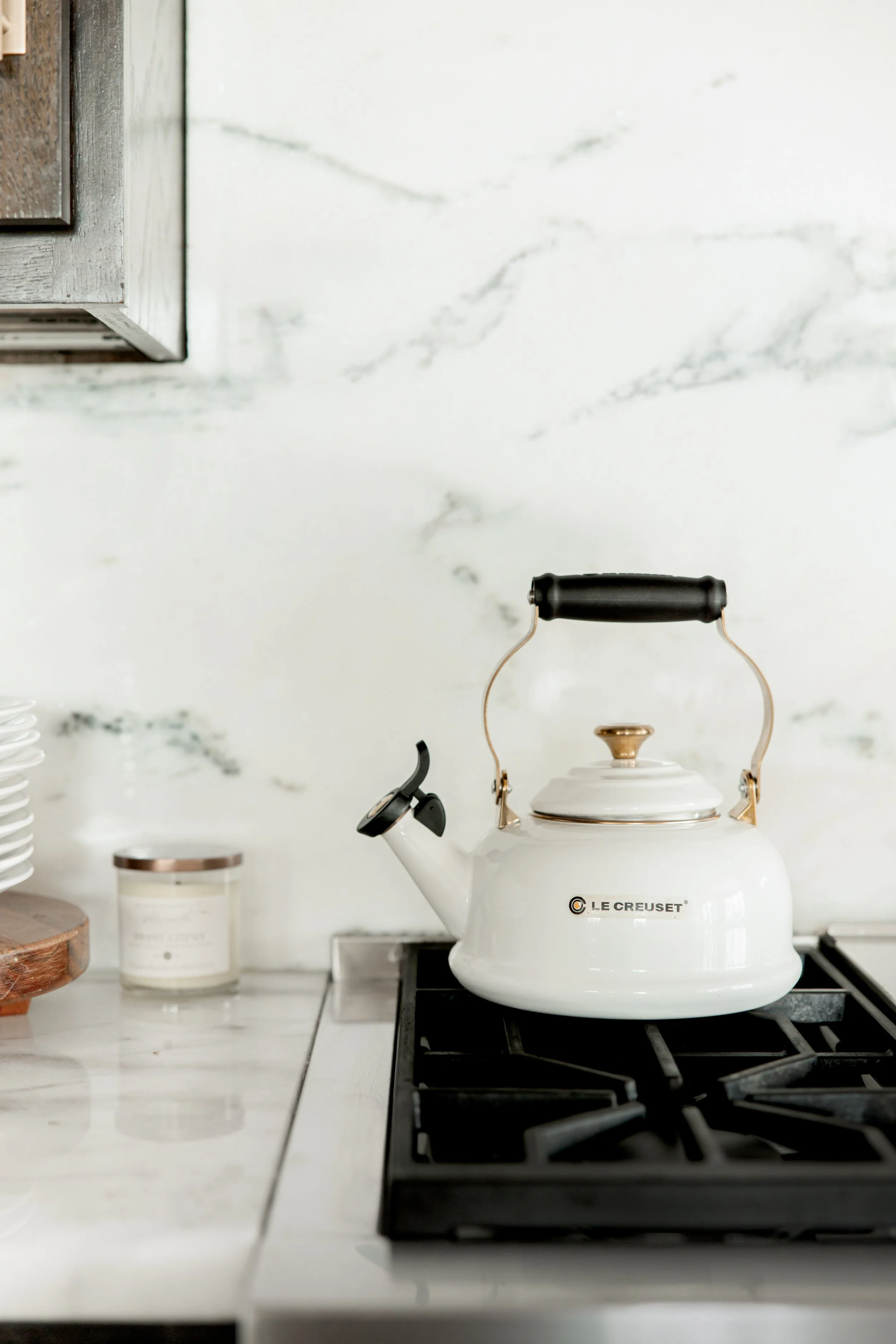 Timeless kitchen accents with custom backsplash and tailored finishes by Cossart Design, featuring a functional layout and luxurious details including contemporary and timeless lighting fixtures. The Allendale kitchen blends elegance and practicality