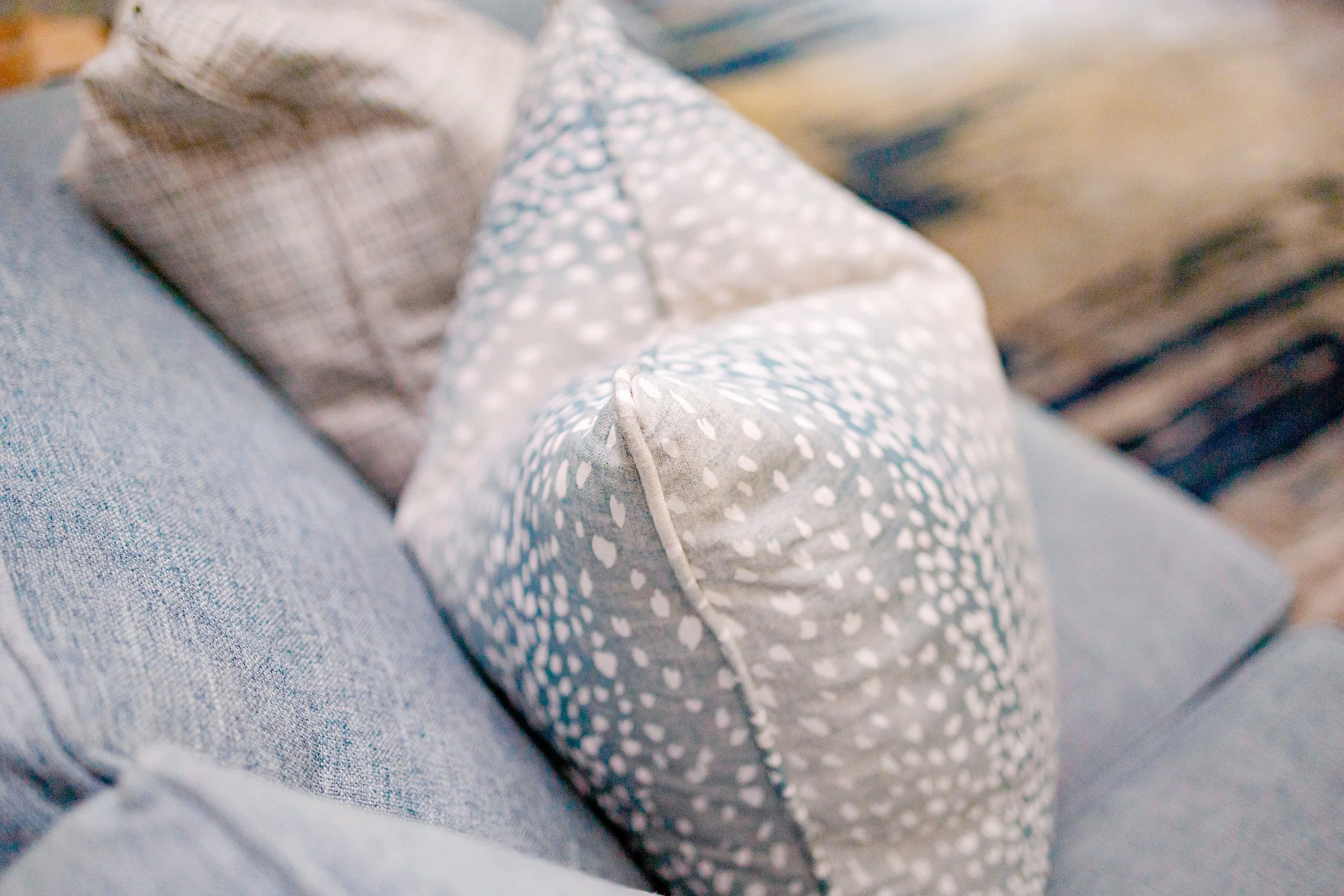 Beautiful interior living room designed by Cossart Design, a premier home interior design company in Perry, GA, proudly serving Warner Robins, Macon, Kathleen, and Middle Georgia #InteriorDesign #HomeDesign #PerryGA #DesignInspo #GeorgiaHomes #Timele