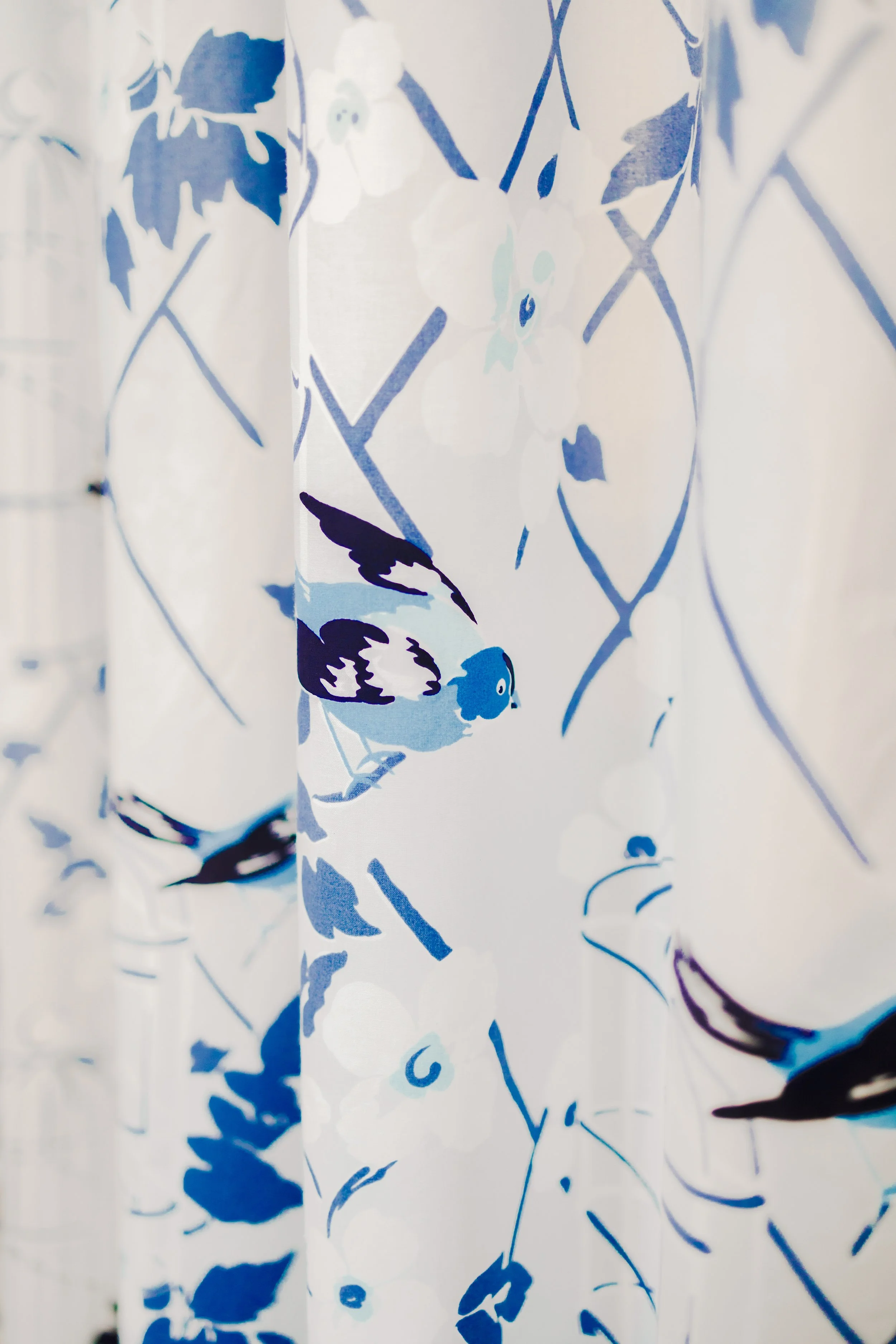 A luxurious guest bedroom designed by Cossart Design, featuring custom bedding and a private, wallpapered ensuite bathroom. The design balances sophistication and comfort, offering guests a serene and elevated retreat with Southern charm.
#GuestBedro