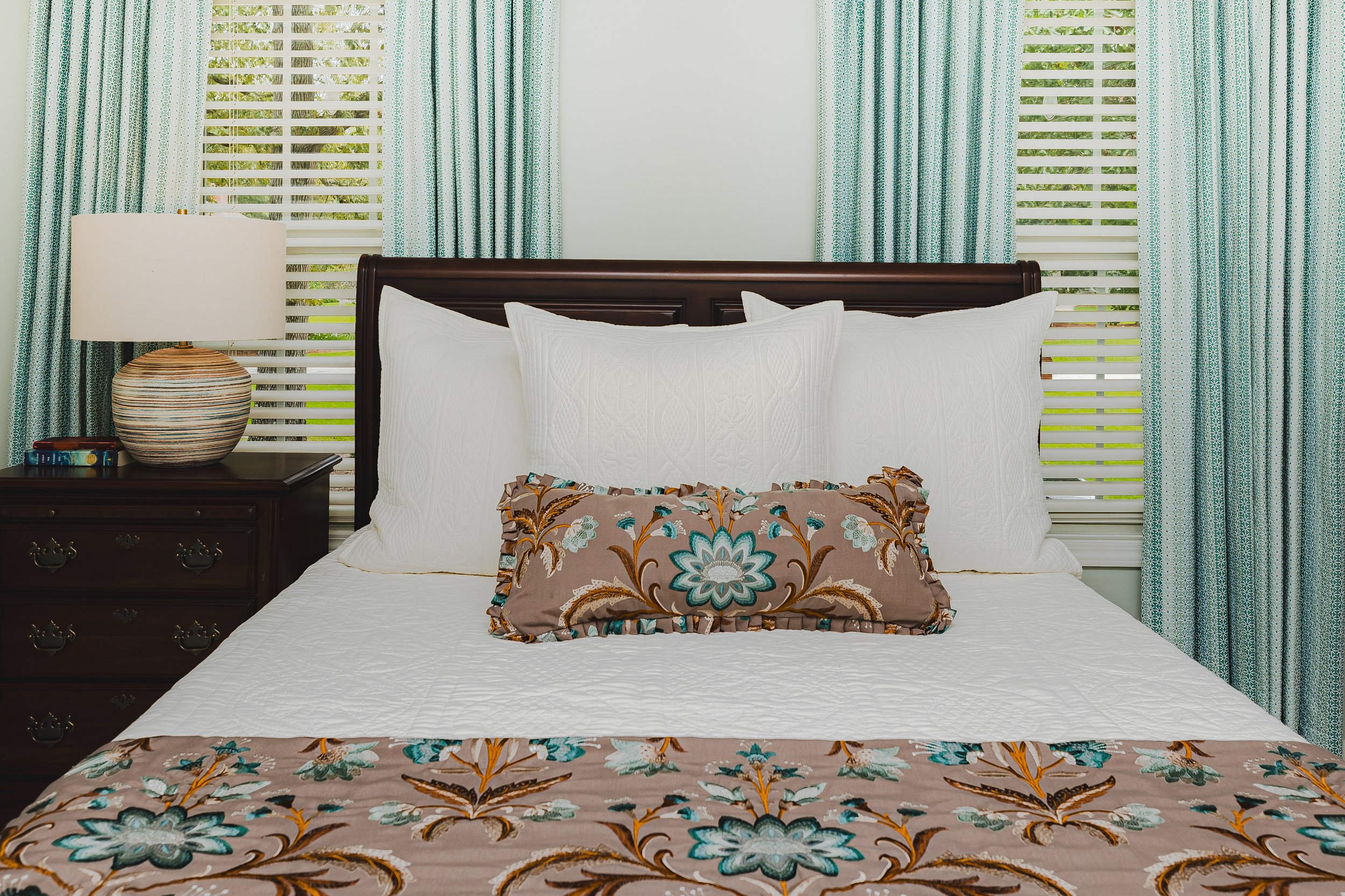 An elevated guest bedroom by Cossart Design, with soft color palettes and custom window treatments. Designed to be serene, functional, and sophisticated, this space reflects timeless Southern charm and refined comfort.
#GuestBedroomDesign #LuxuryInte