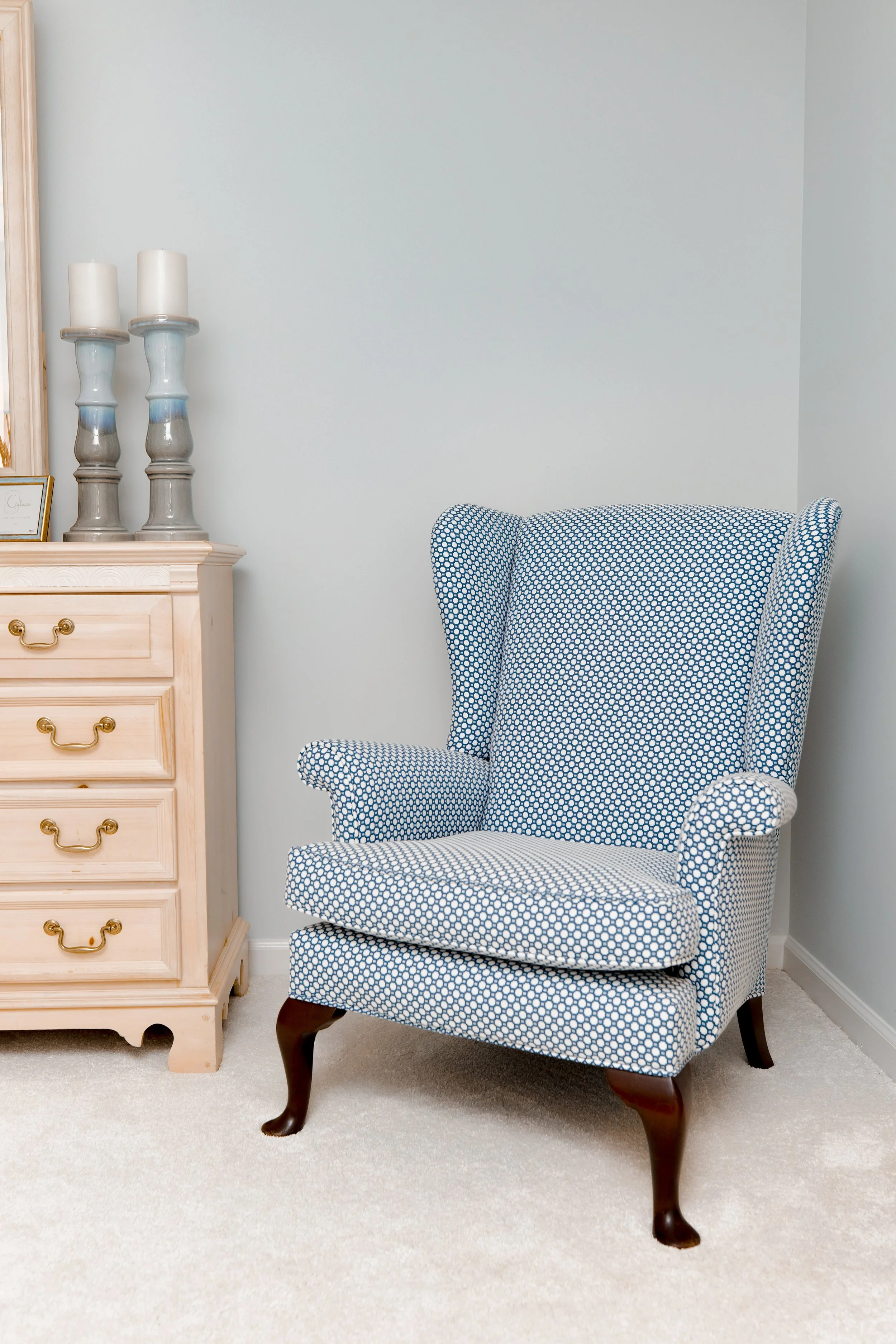 A luxurious guest bedroom designed by Cossart Design, featuring custom bedding and a private, wallpapered ensuite bathroom. The design balances sophistication and comfort, offering guests a serene and elevated retreat with Southern charm.
#GuestBedro