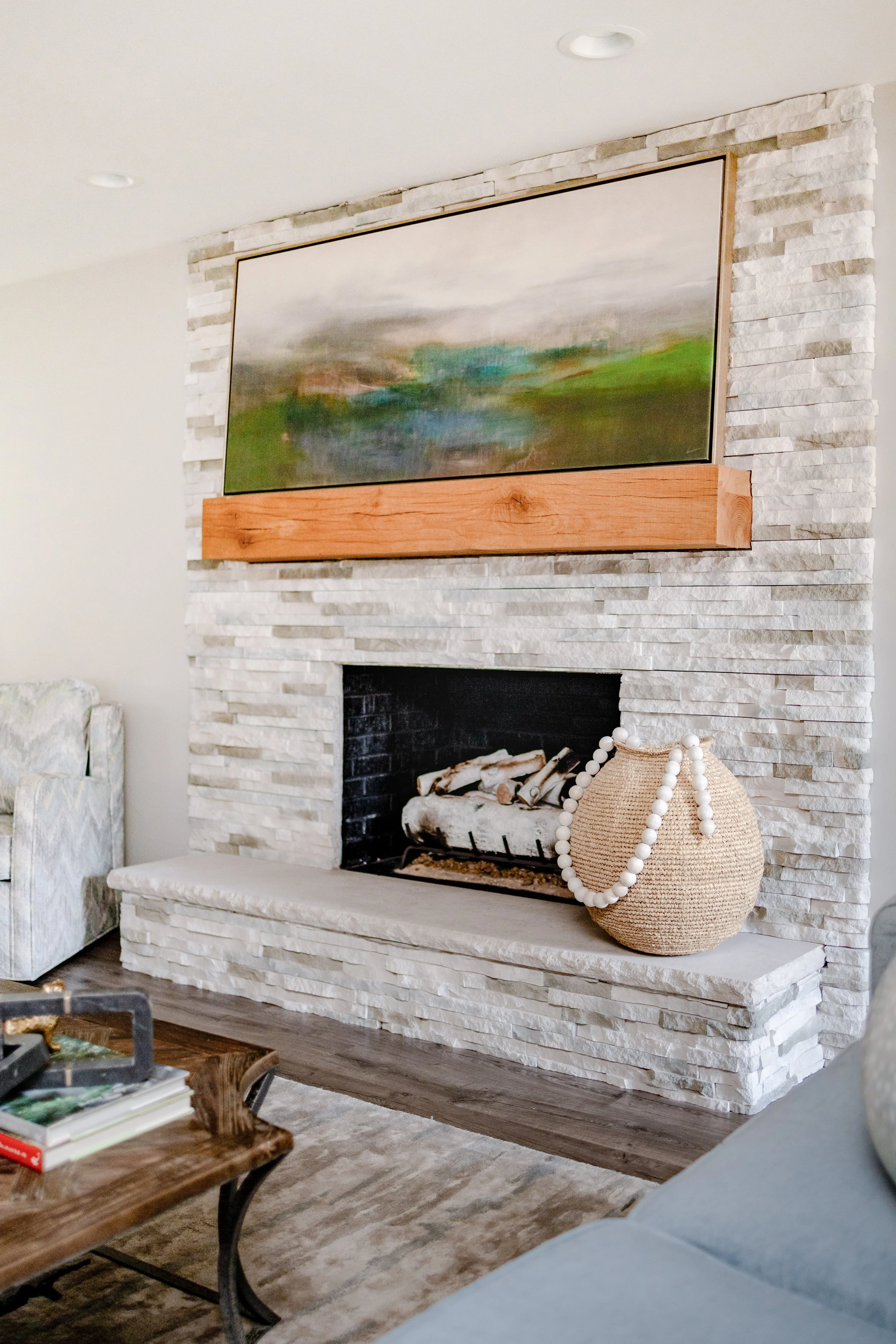 Beautiful interior living room designed by Cossart Design, a premier home interior design company in Perry, GA, proudly serving Warner Robins, Macon, Kathleen, and Middle Georgia #InteriorDesign #HomeDesign #TimelessDesign #christinaelmorephotography