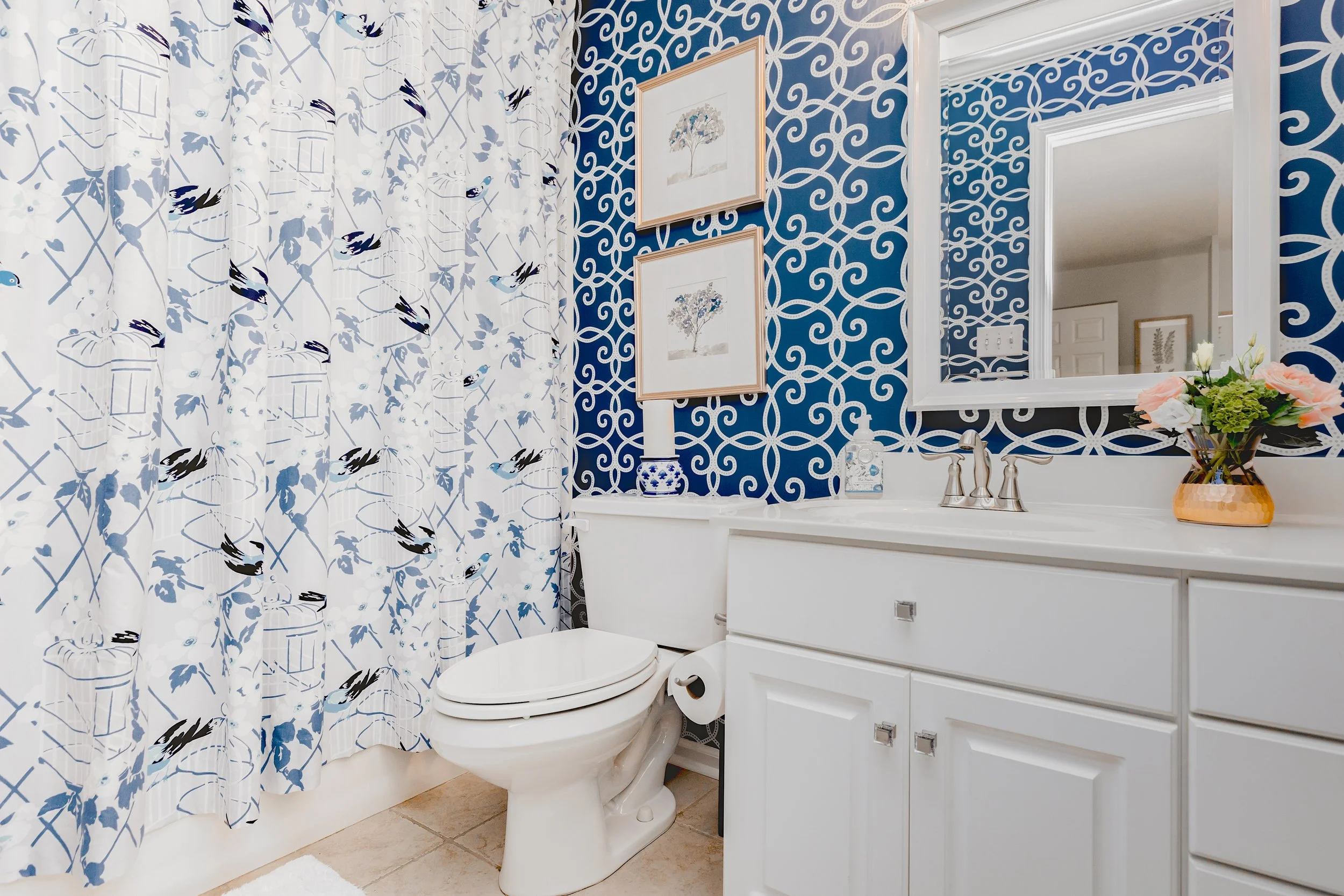 A luxurious guest bedroom designed by Cossart Design, featuring custom bedding and a private, wallpapered ensuite bathroom. The design balances sophistication and comfort, offering guests a serene and elevated retreat with Southern charm.
#GuestBedro