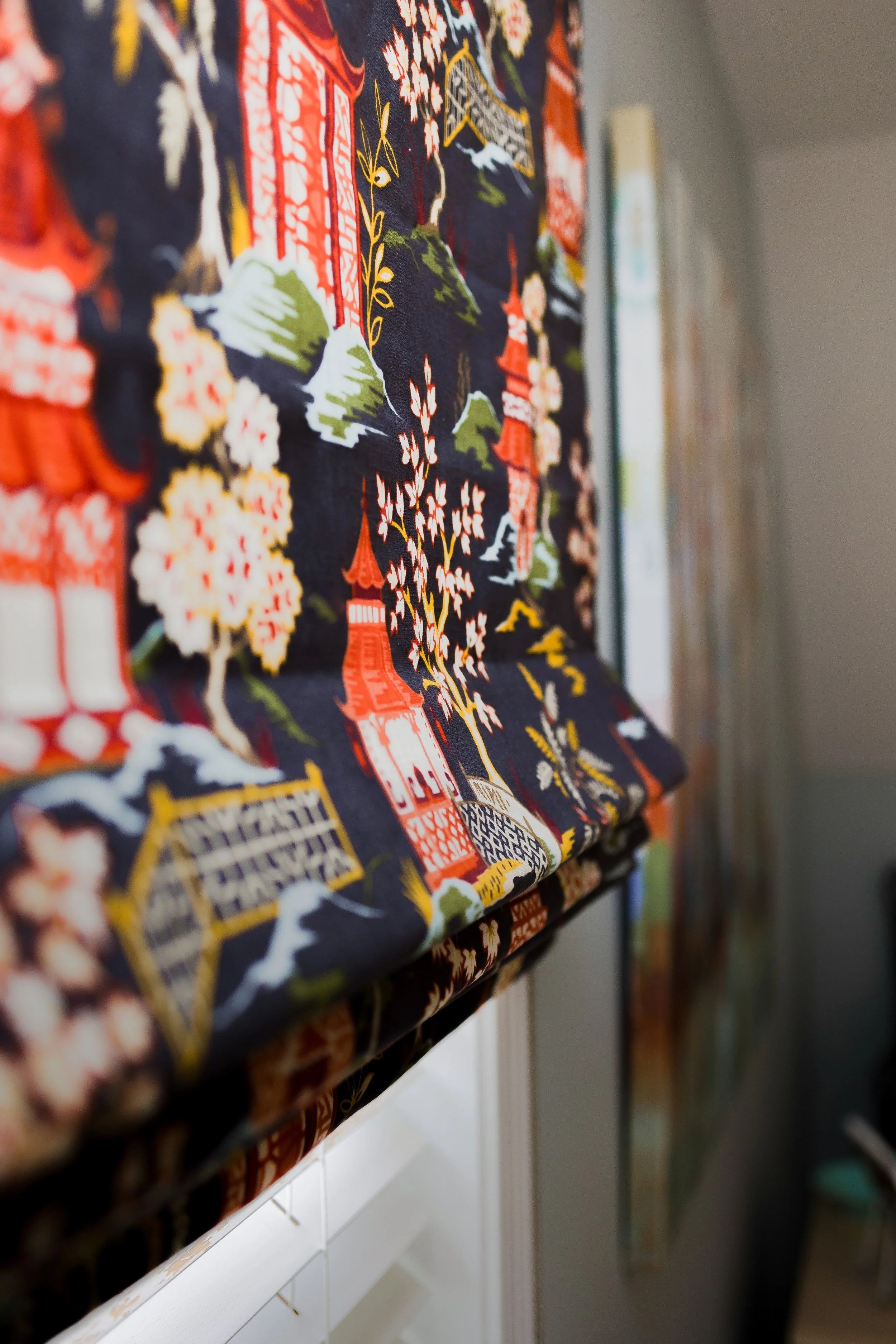 A versatile flex room by Cossart Design, featuring a day bed, layered textures, and custom accents. This space balances functionality and style, ideal for guests, lounging, or additional family activities while maintaining a cohesive Southern aesthet