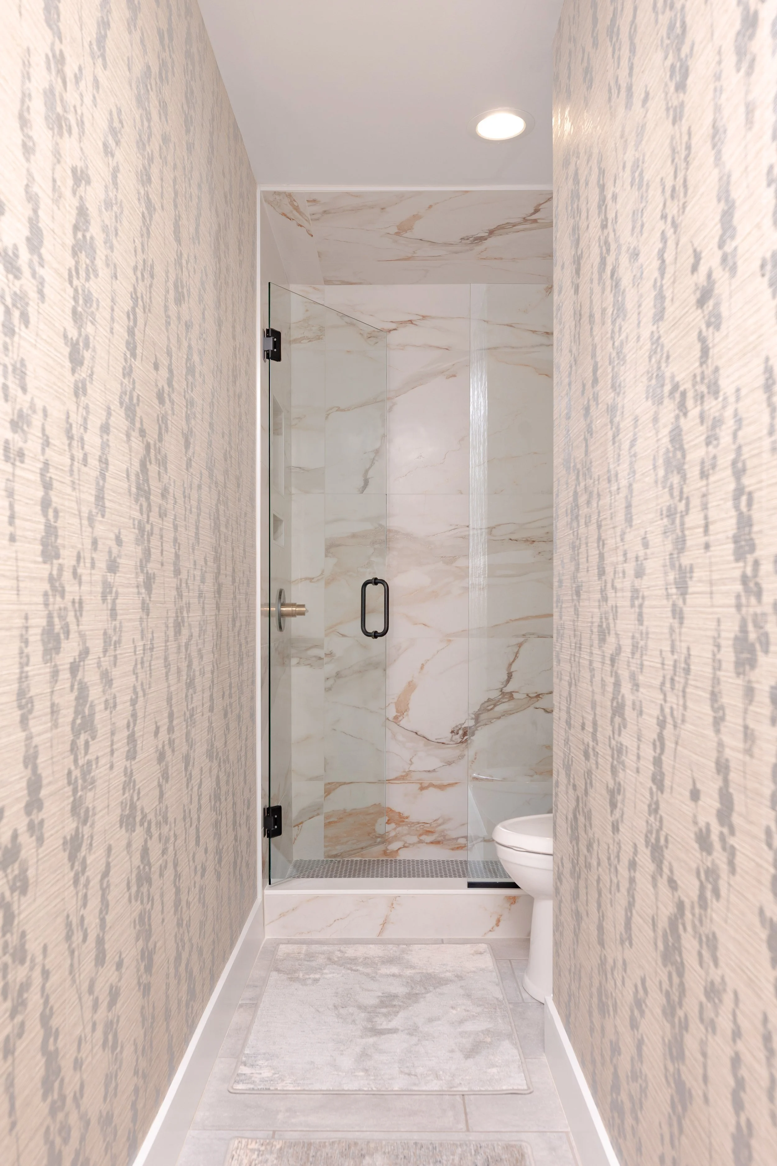 Gorgeous bathroom designed by Cossart Design, a premier home interior design company in Perry, GA, proudly serving Warner Robins, Macon, Kathleen, and Middle Georgia #InteriorDesign #HomeDesign #PerryGA #DesignInspo #GeorgiaHomes #InteriorStyling #Ti