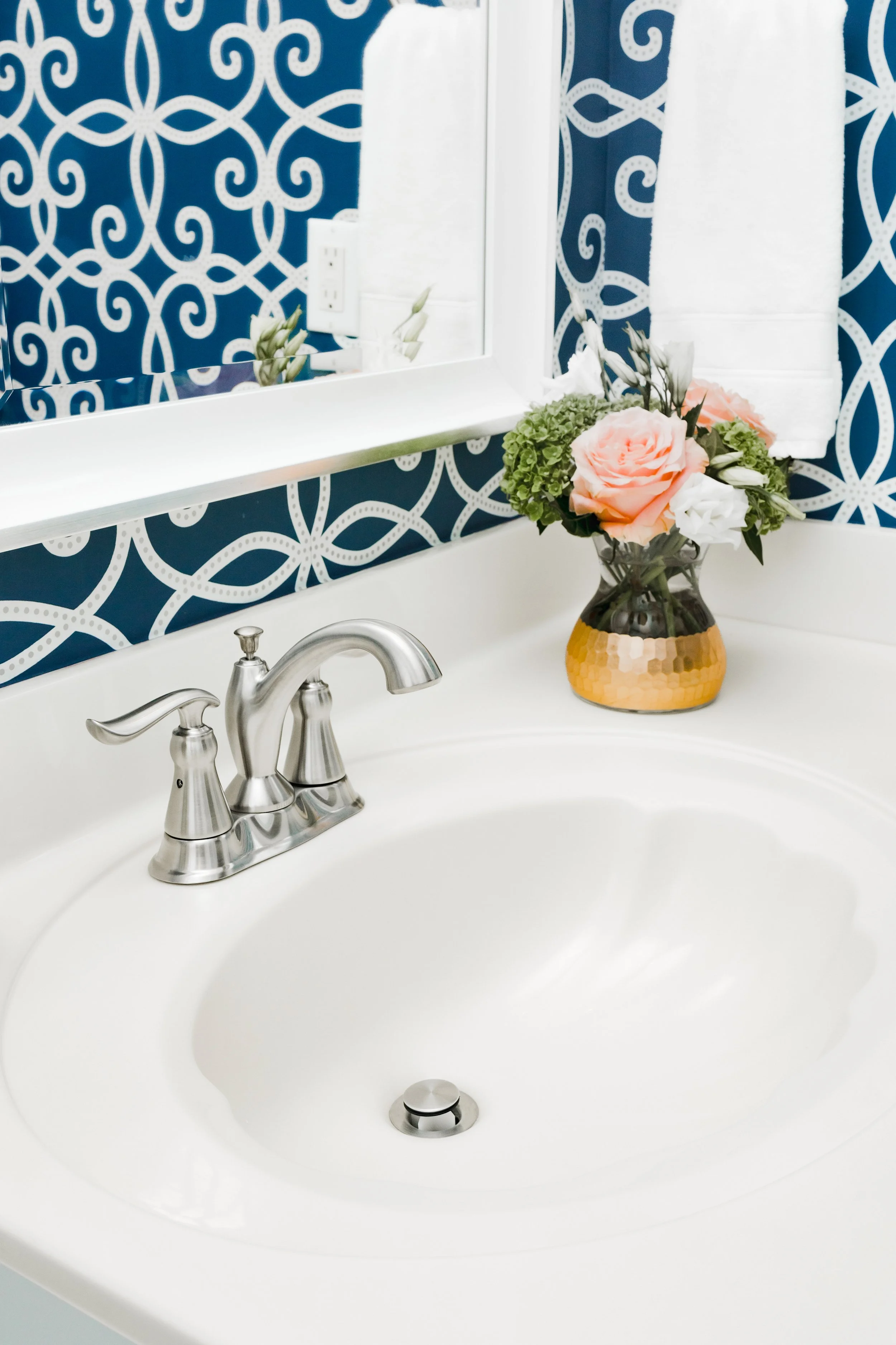 A luxurious guest bedroom designed by Cossart Design, featuring custom bedding and a private, wallpapered ensuite bathroom. The design balances sophistication and comfort, offering guests a serene and elevated retreat with Southern charm.
#GuestBedro