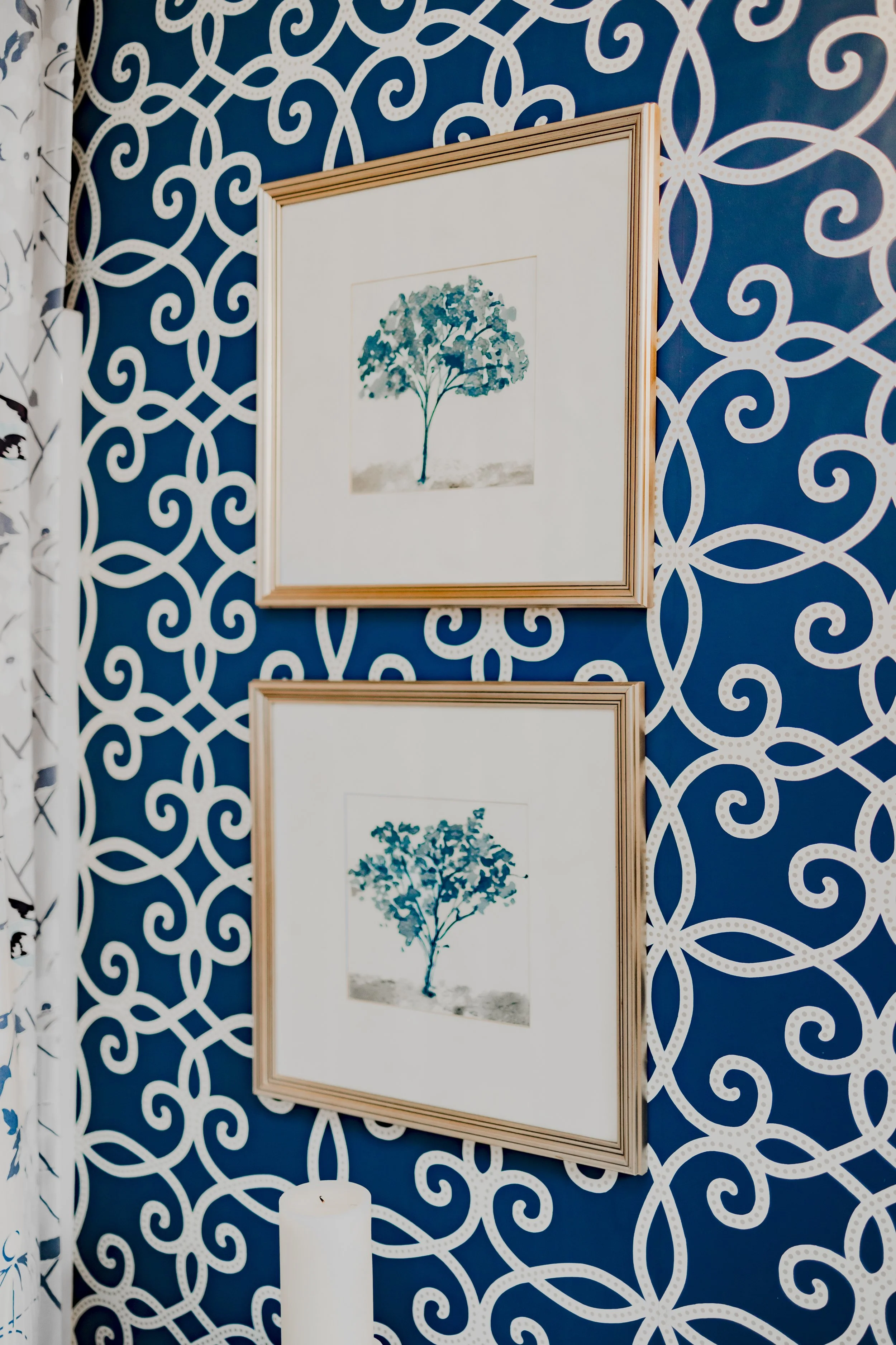 A luxurious guest bedroom designed by Cossart Design, featuring custom bedding and a private, wallpapered ensuite bathroom. The design balances sophistication and comfort, offering guests a serene and elevated retreat with Southern charm.
#GuestBedro