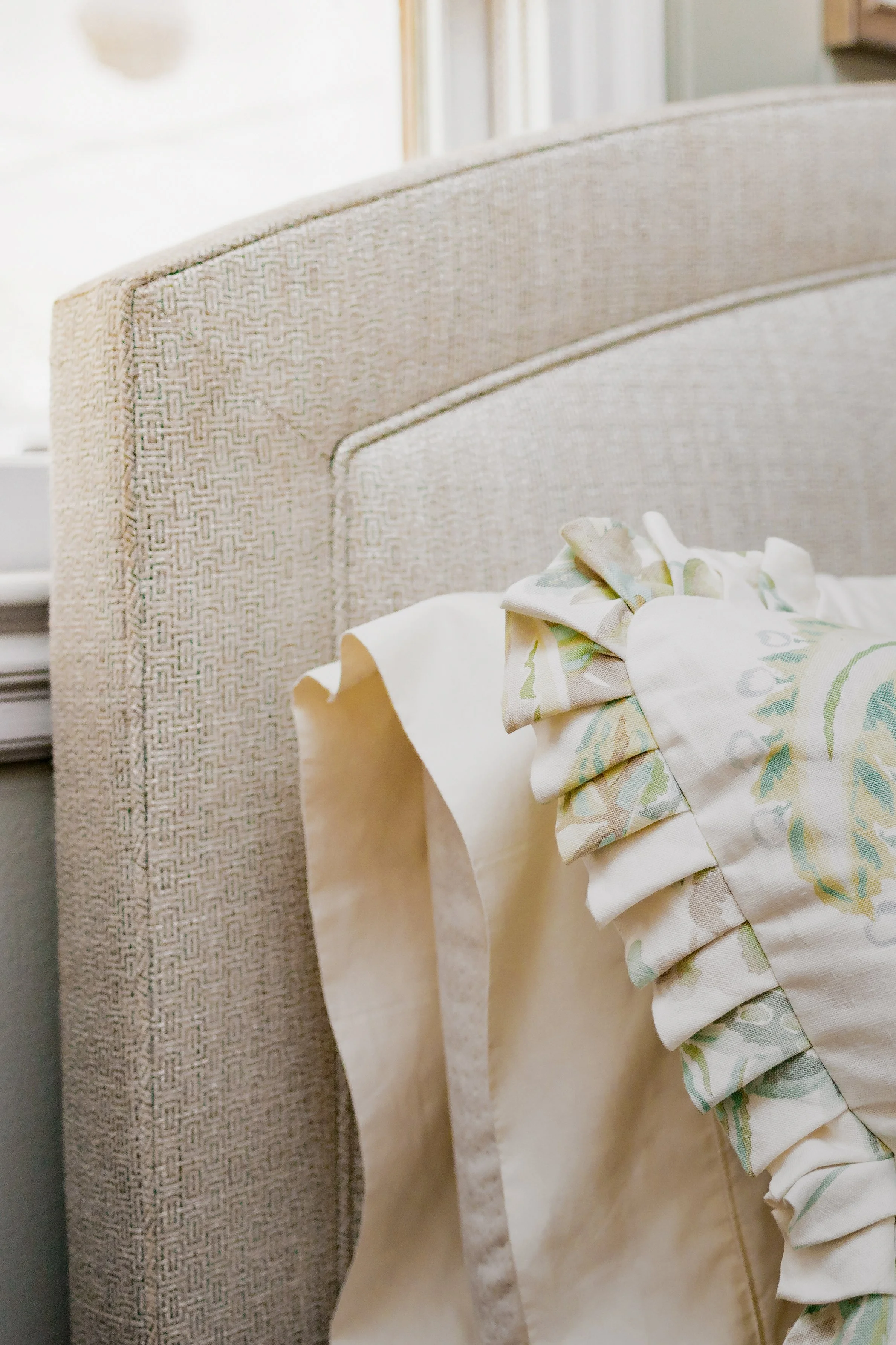 A close‑up of bespoke design details, from custom fabrics to curated décor elements that elevate the space with personality and refinement. Cossart Design’s attention to detail creates a cohesive and artful interior.
#DesignDetails #CustomDesign #Int