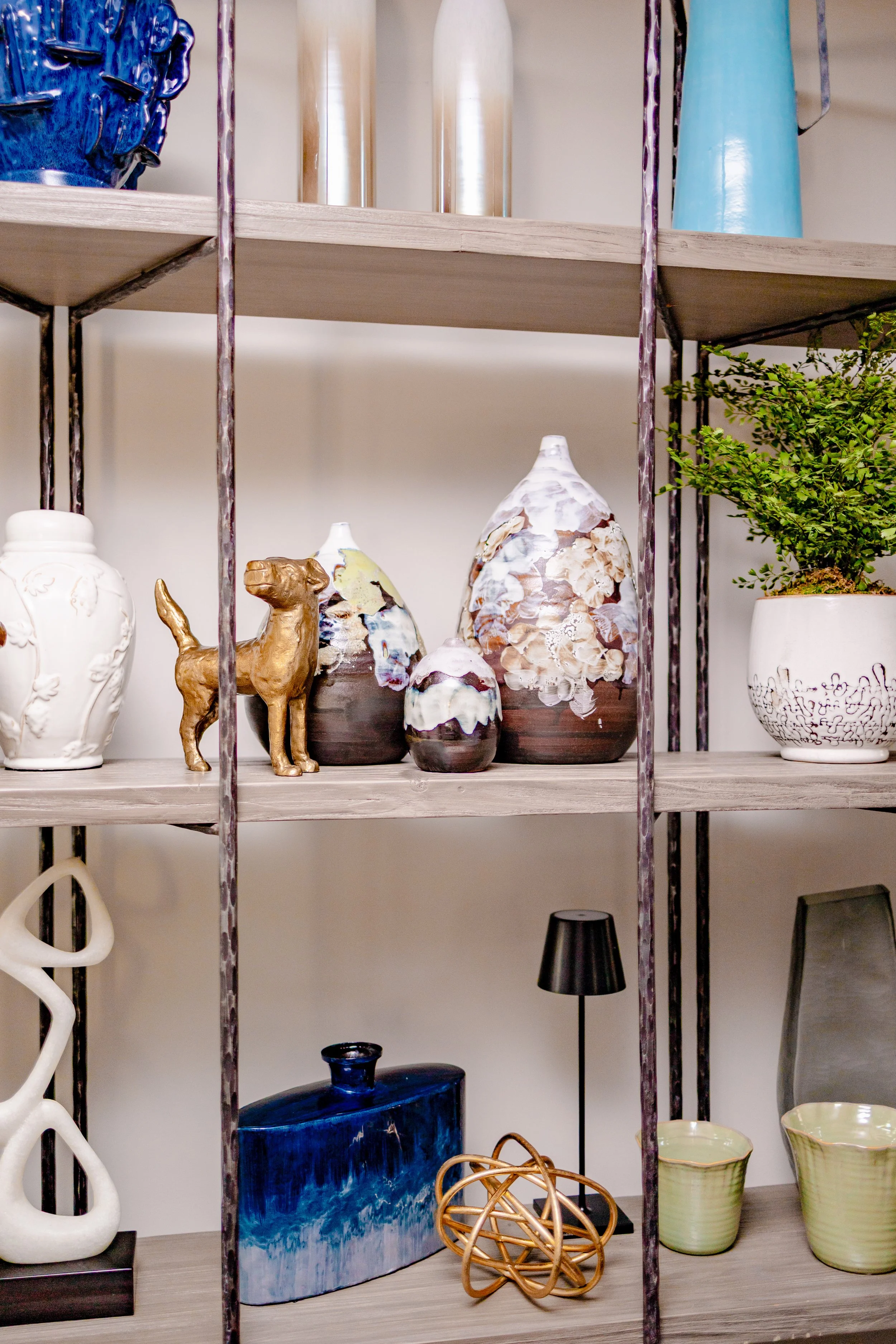 Beautiful interior living room designed by Cossart Design, a premier home interior design company in Perry, GA, proudly serving Warner Robins, Macon, Kathleen, and Middle Georgia #InteriorDesign #HomeDesign #PerryGA #DesignInspo #GeorgiaHomes #Timele