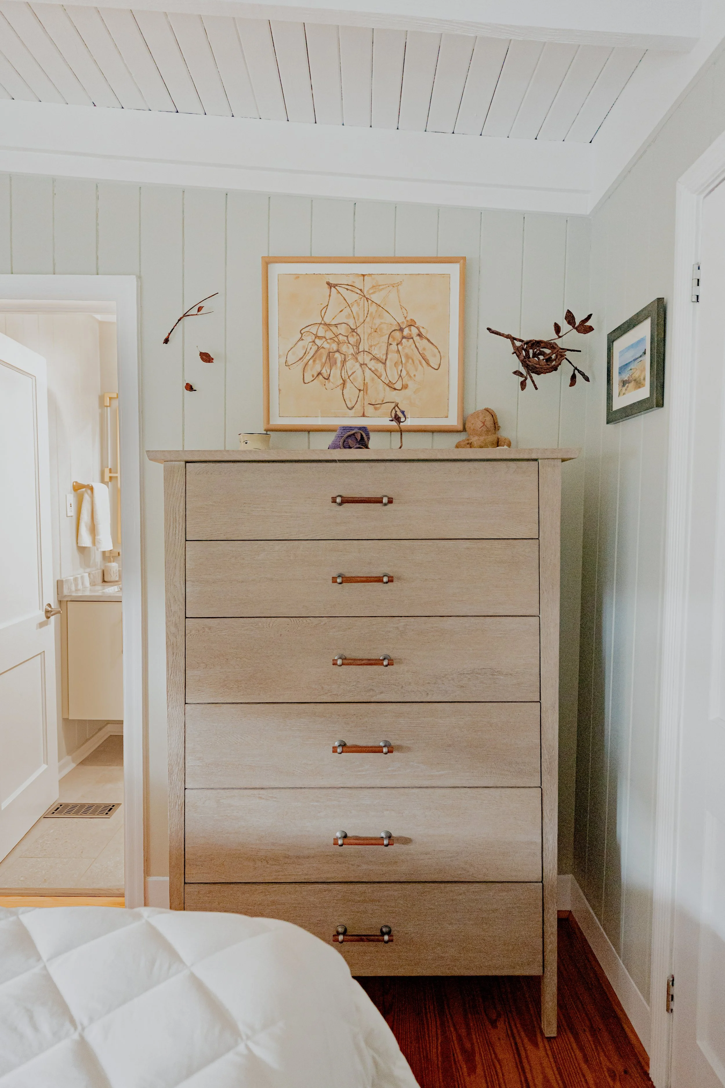 A close perspective highlighting bespoke details within the home, celebrating craftsmanship and thoughtful design choices that make the space uniquely personal and refined.
#DesignDetails #InteriorDesign #LuxuryInteriors #CustomTouches #CossartDesign