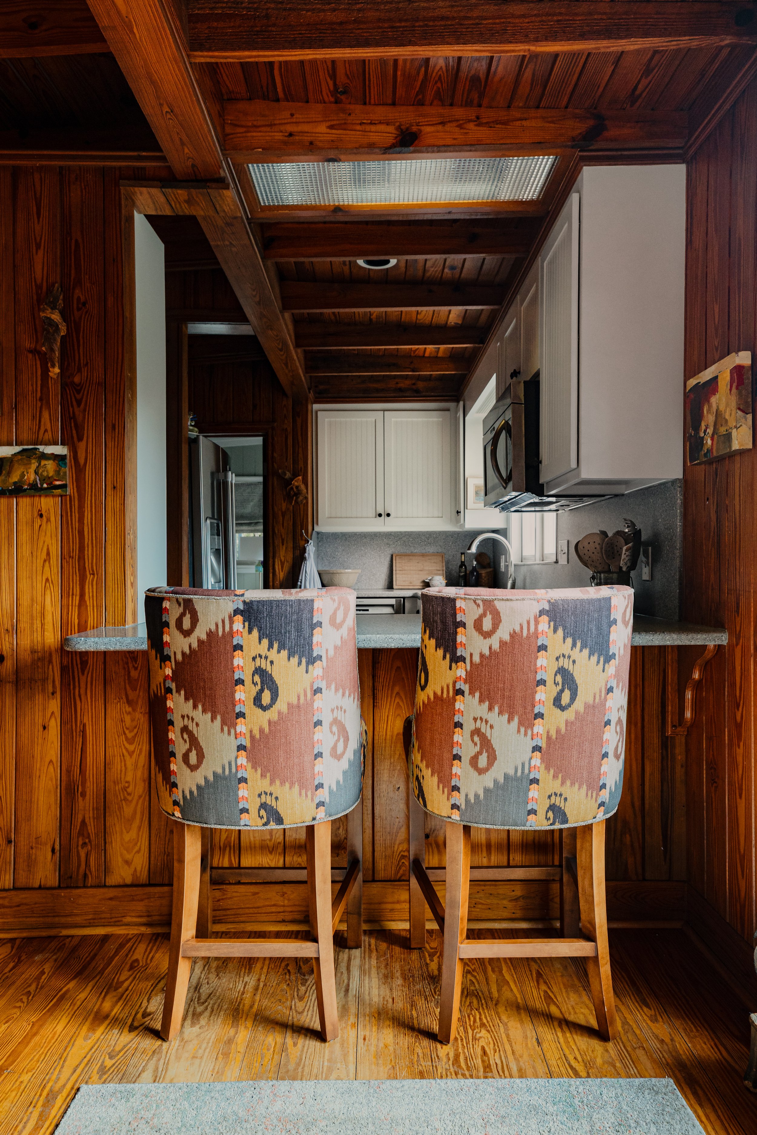 A classic kitchen designed by Cossart Design in Perry, GA, where timeless details meet modern functionality. Custom cabinetry, tailored window treatments, and carefully curated finishes create a space that is both elegant and inviting. The adjacent b