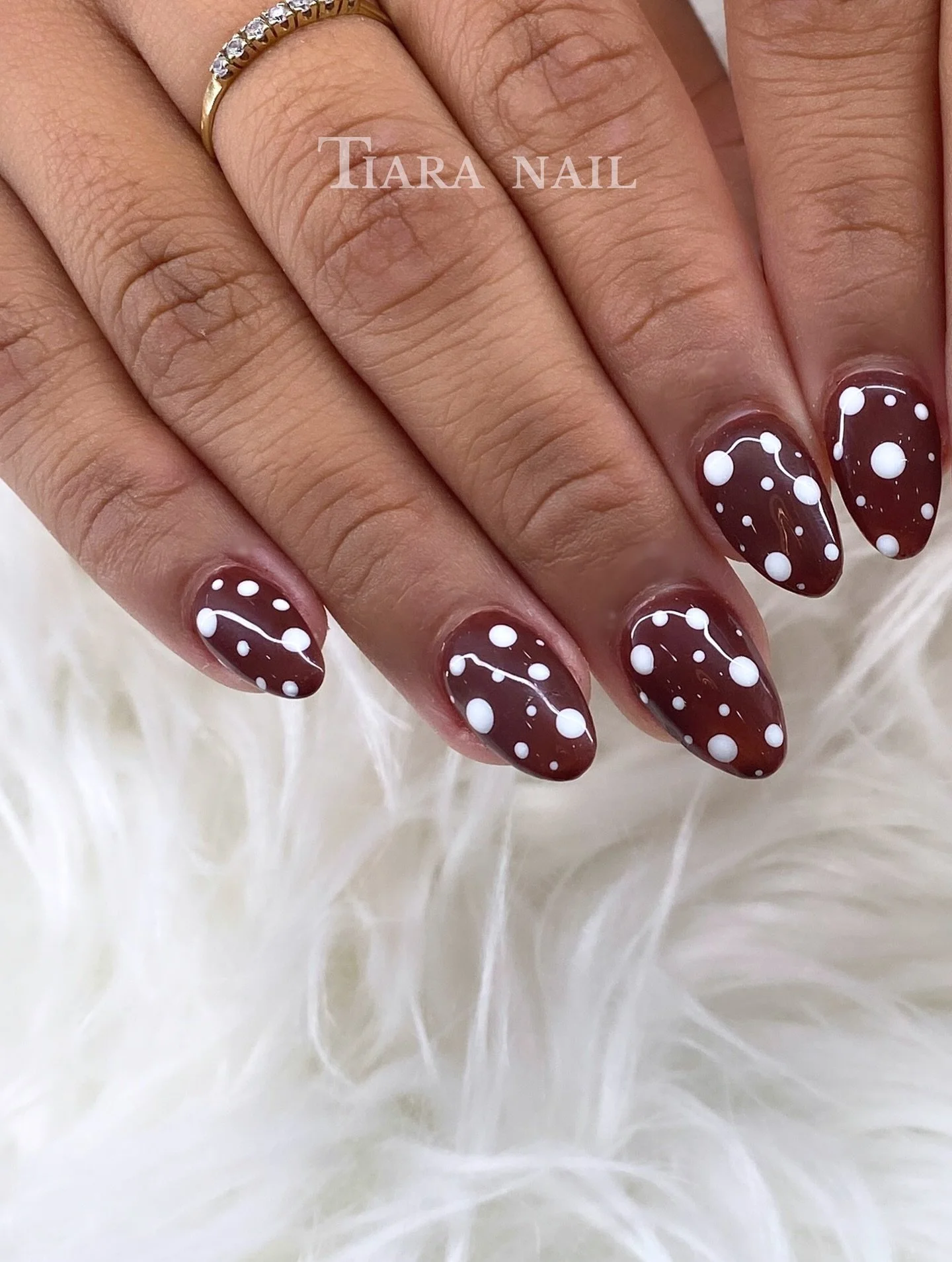Warm mocha acrylics balanced with white dots🤍

📍TIARA NAIL | Little Elm, Texas

#PolkaDotNails #AcrylicNails #FallNailInspo #DallasNails #FriscoNails #LittleElmNails #DFWNailSalon