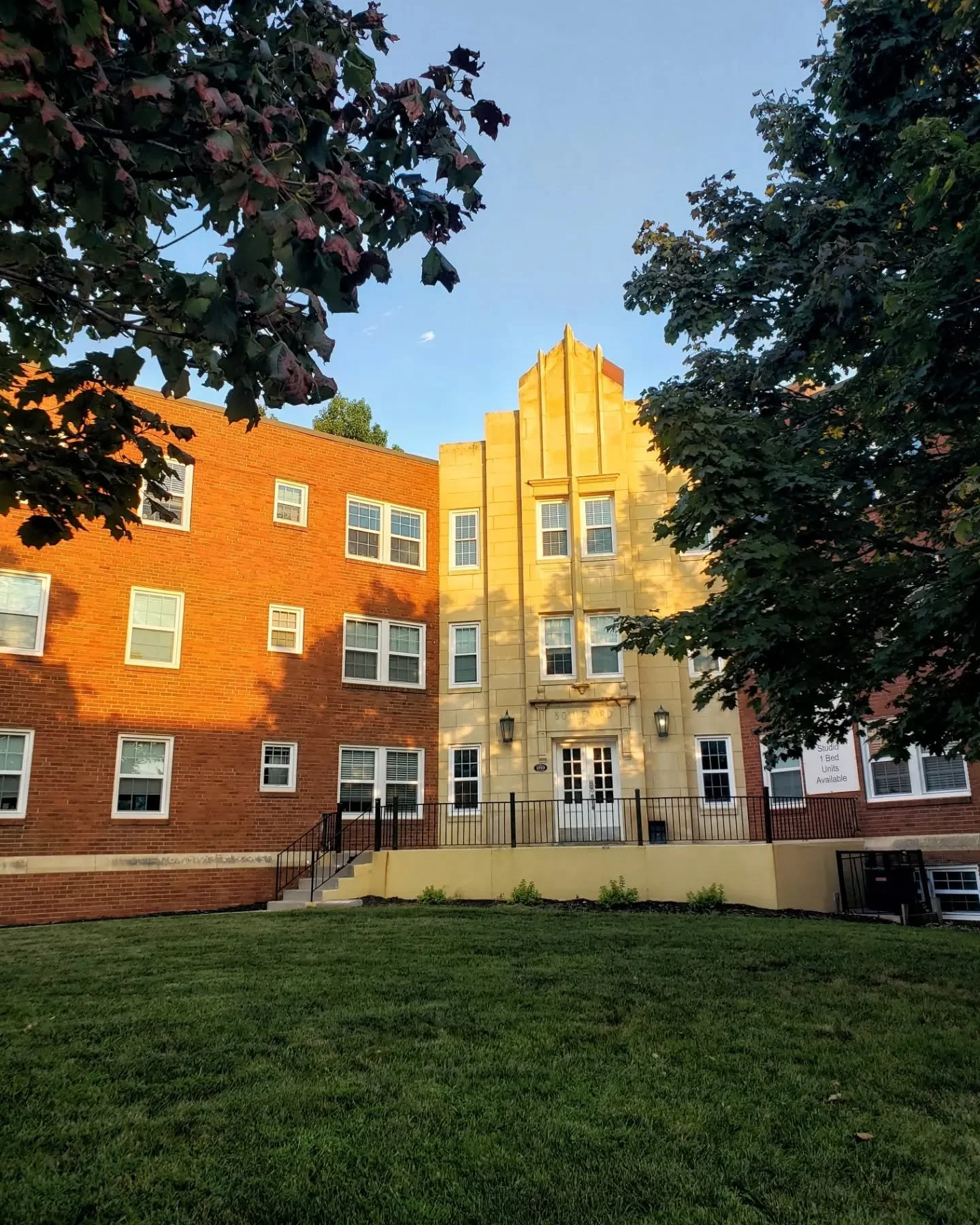 This low rise residential building was built in 1938. Across the street of the KU Medical Center, this building has a historic contrast against the postmodern buildings of the University of Kansas campus. It is also less than a block away from the Mi