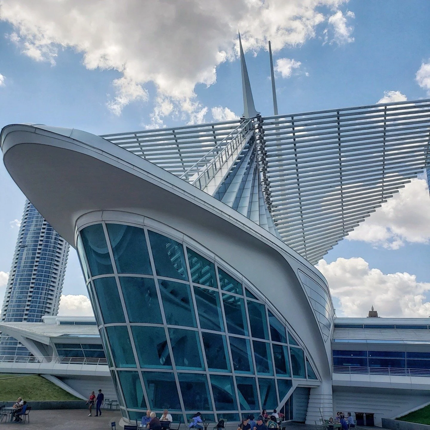 The Milwaukee Art Museum designed by famous architect Santiago Calatrava, David Kahler, and Eero Saarinen, is unmissable in the Milwaukee downtown scene. The moving parts of the top of this masterpiece is unmistakable for any other architect or build