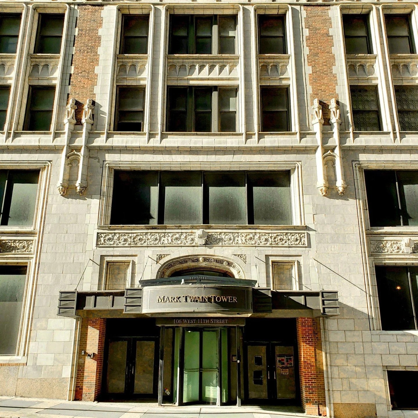 Mark Twain Tower is a historic building being renovated to fit apartments rebranded as "the Mark" in downtown Kansas City, Missouri. This skyscraper hits 286ft (87m) in height and showcases the beautiful brickwork and craftsmanship of Kansa