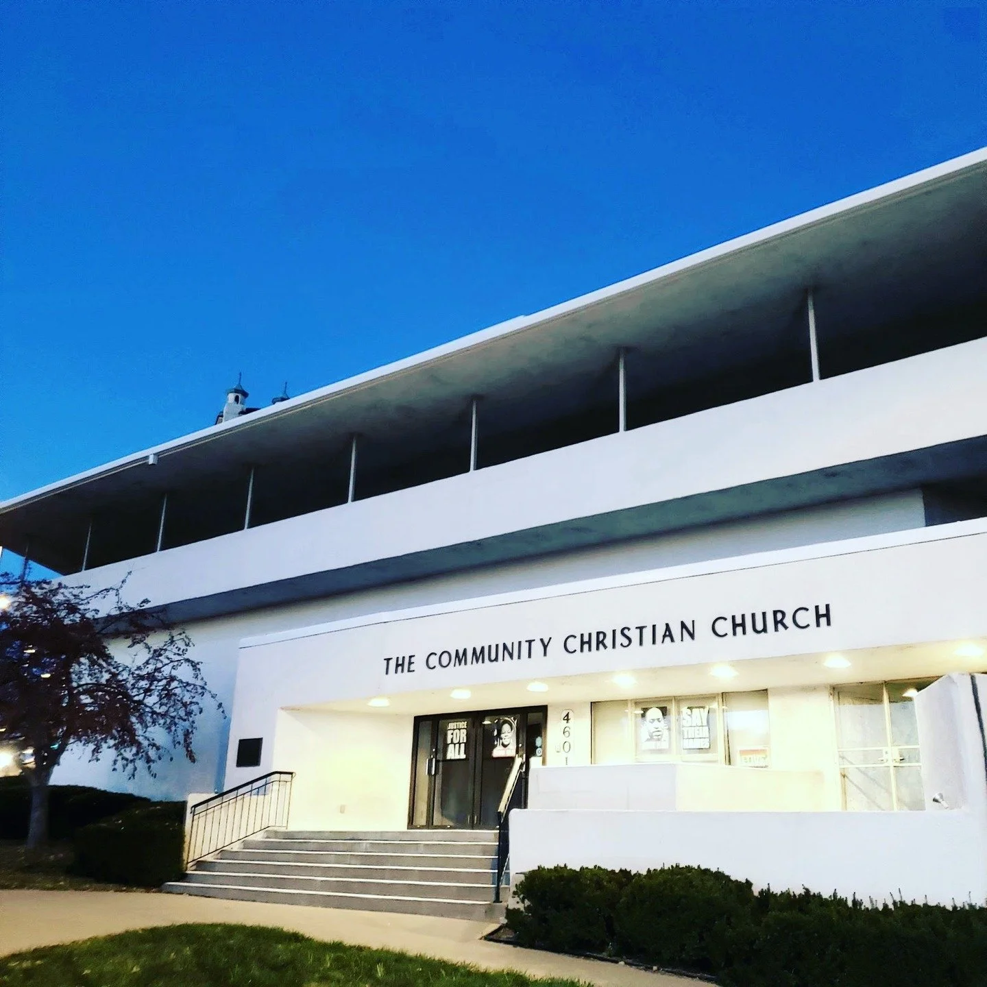 The Community Christian Church in the country club plaza in Kansas City, Missouri may not be that eye-catching, but its location is definitely prominent. This house of worship was designed by Frank Lloyd Wright. The distinct prairie style of this chu