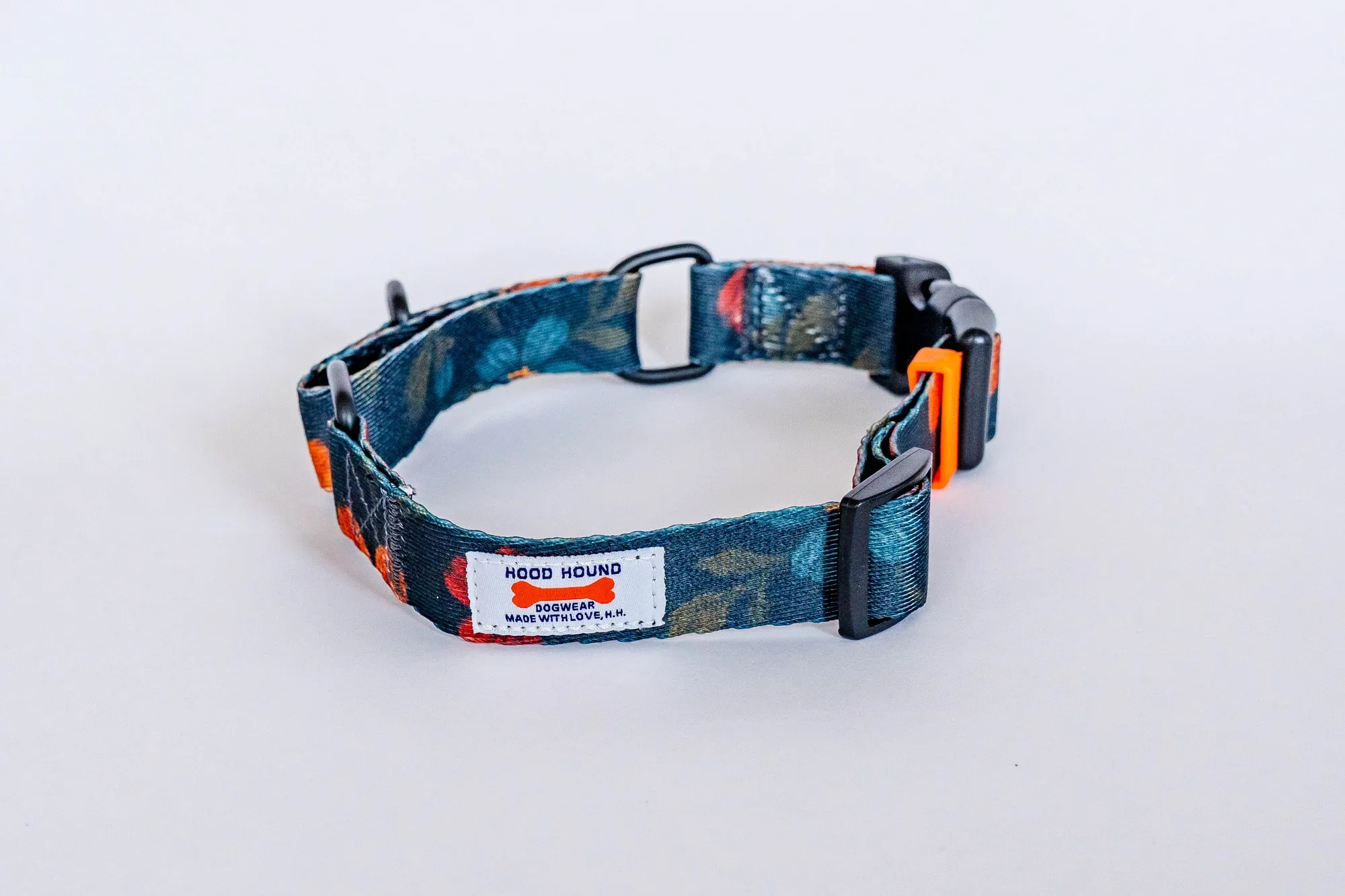 Collar_GrandmasCouch_Connected.webp