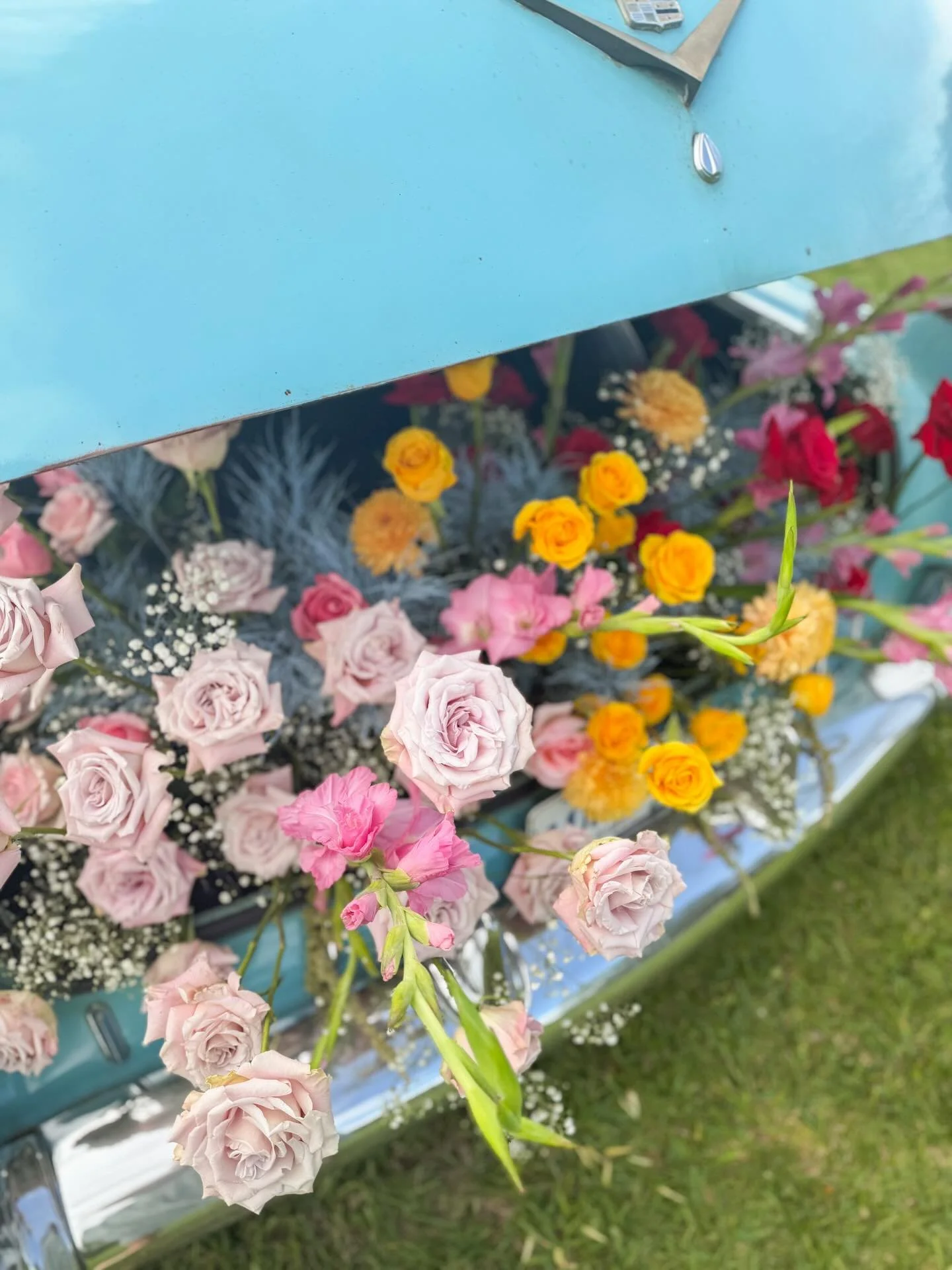🦋🦋🦋
.
.
.
.
#flowers #floraldesign #vintage #cadillac #louisiana