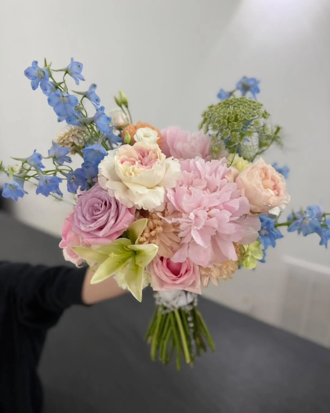 For Mary Catherine 🌸

Still in awe of these fresh and fluffy peonies straight from Holland! 

🌸
🌸
🌸
 #batonrouge #Louisiana #SmallBusiness #floraldesign #weddingflorist #weddingflowers