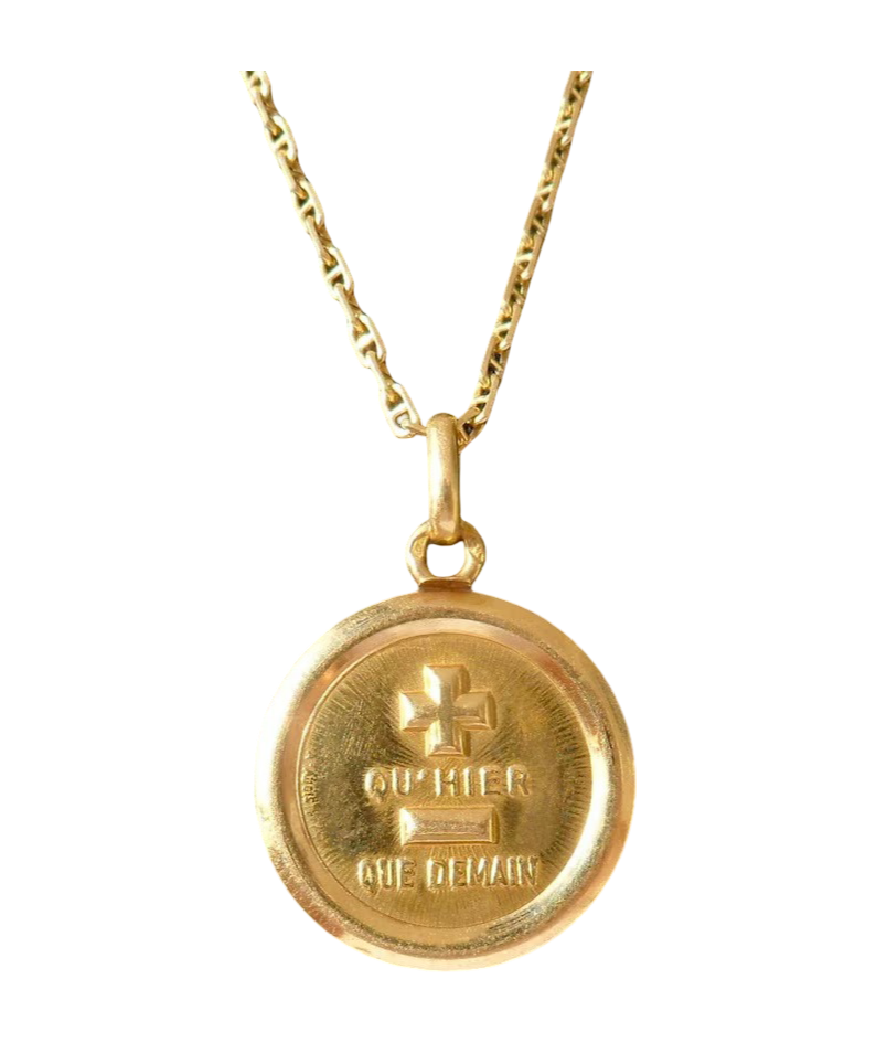 Vintage French ' + qu'hier - que demain ' pendentif Charm / Love / jeton, signé A.AUGIS, or 18 carats