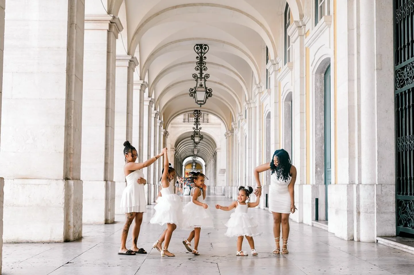 Quem aguenta estas manas t&atilde;o queridas!?! 😍 🇬🇧 Cuteness overload! Sisterly Love! &ldquo;Girls in white dresses&hellip; these are a few of my favourite things! 🎶&rdquo; Captured for @flytographer  #lisbonphotographer #lisbonshoot #lisbonfami
