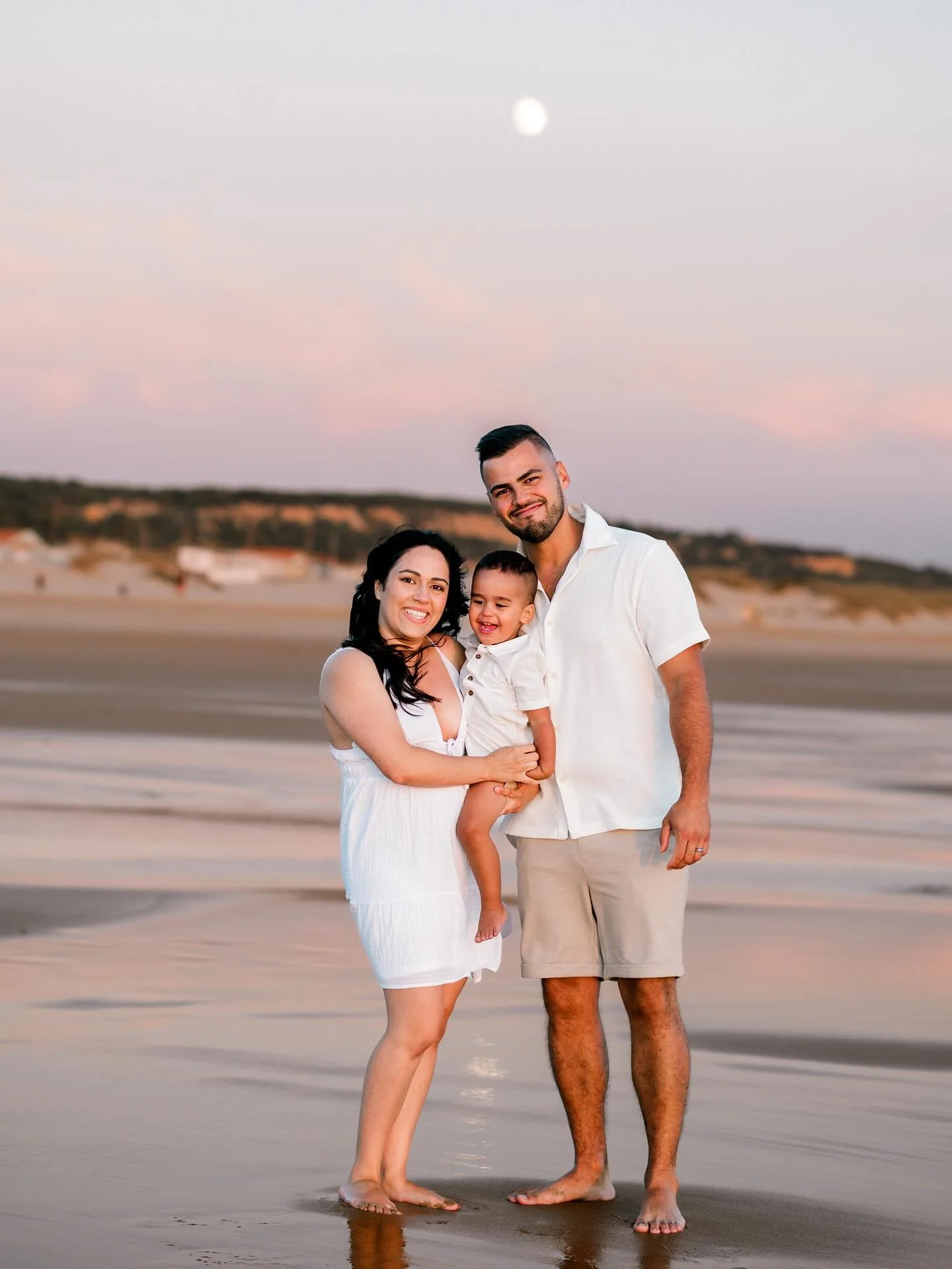 At&eacute; aos &uacute;ltimos raios de luz e a lua vir dizer ol&aacute;! 🥰💛 #lisbonshoot #lisbonfamilyphotographer #lisbonphotographer