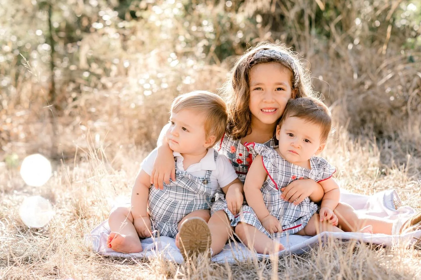 Uma overdose de fofura para come&ccedil;ar bem o dia!
Quem aguenta estes manos t&atilde;o queridos? 😍🥰 🇬🇧 Cuteness overload with this sibling photo. #lisbonphotographer #lisbonfamilyphotographer #lisbonshoot
