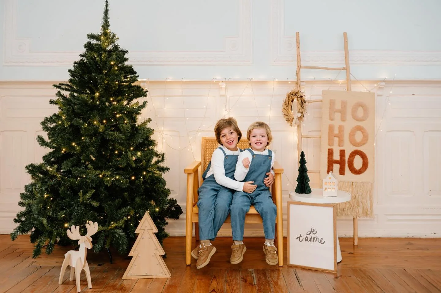 As sess&otilde;es mais queridas deste Natal j&aacute; est&atilde;o entregues e a espalhar sorrisos nas casas das minhas fam&iacute;lias queridas. Oh happy season! 🎄Quem ainda quiser uma sess&atilde;o em casa ou pelas ruas de Lisboa, levante a m&atil
