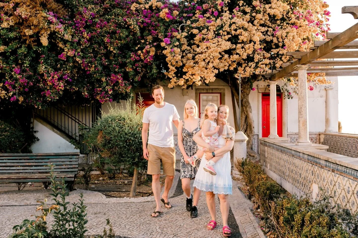 Uma manh&atilde; bem cedinho por Lisboa, com uma fam&iacute;lia amorosa vinda da Finl&acirc;ndia. 🥰 🇬🇧 Early morning stroll in colourful Lisbon, with a sweet Finnish family! 🥰 #lisbonphotographer #lisbonfamilyphotographer #lisbonshoot #lisboncoup
