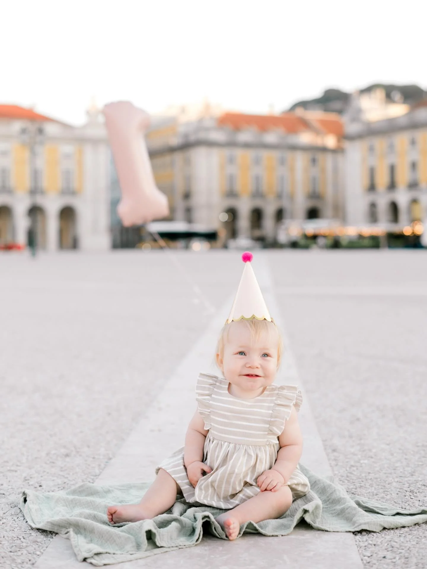 Bom dia, Alegria! 🥰 Comemorar o primeiro anivers&aacute;rio com uma sess&atilde;o fotogr&aacute;fica? Oh, yeah! 🇬🇧 This sweet Swedish family came to Lisbon and celebrated their baby girl&rsquo;s first birthday with a sunrise shoot. How perfect is 