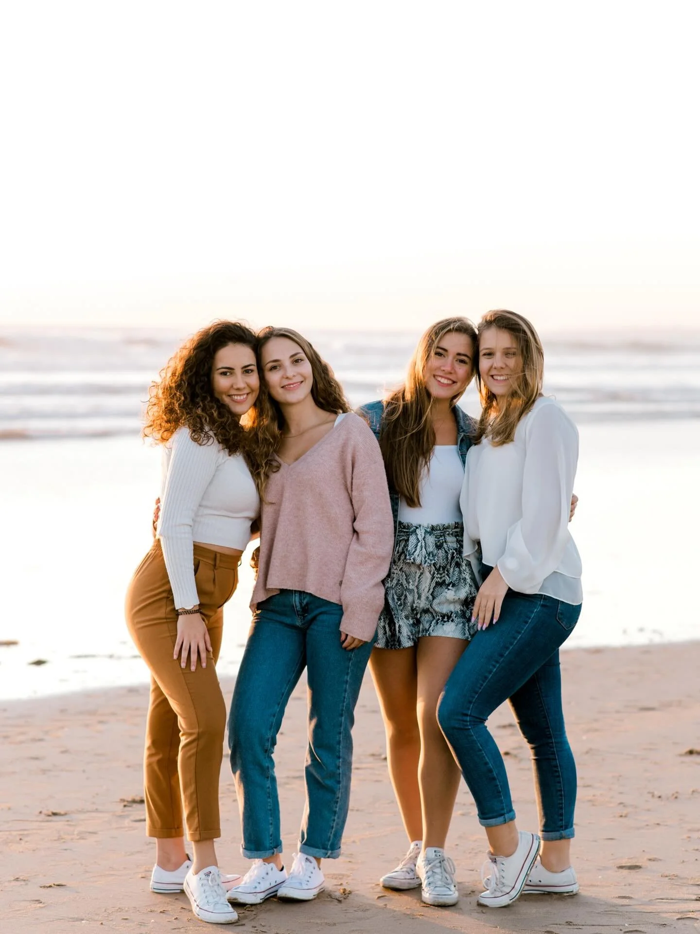 Os primeiros raios de sol, levam-me sempre para aqui! Life is better with friends! Life is better at the beach! 💛 #lisbonshoot #lisbonphotographer #lisbonphotoshoot