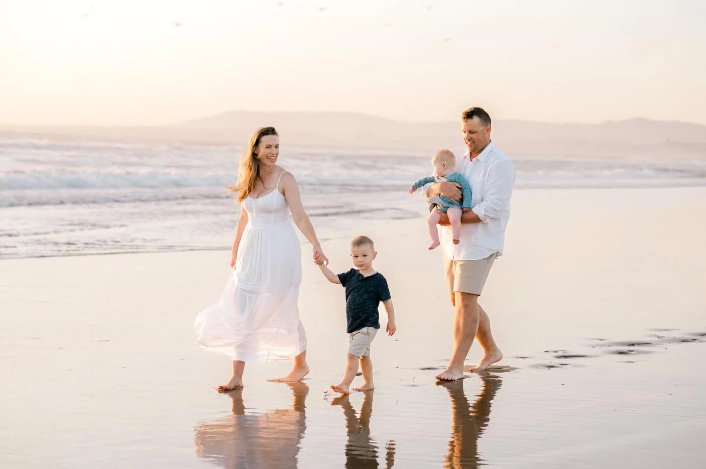 Dias longos e pegadas na areia&hellip; quem j&aacute; tem saudades? 🇬🇧 Planning a Lisbon getaway? Just 30 minutes away, you can find this amazing sun-bathed beach and enjoy it until the last rays of sunshine. #lisbonphotographer #lisbonshoot #lisbo