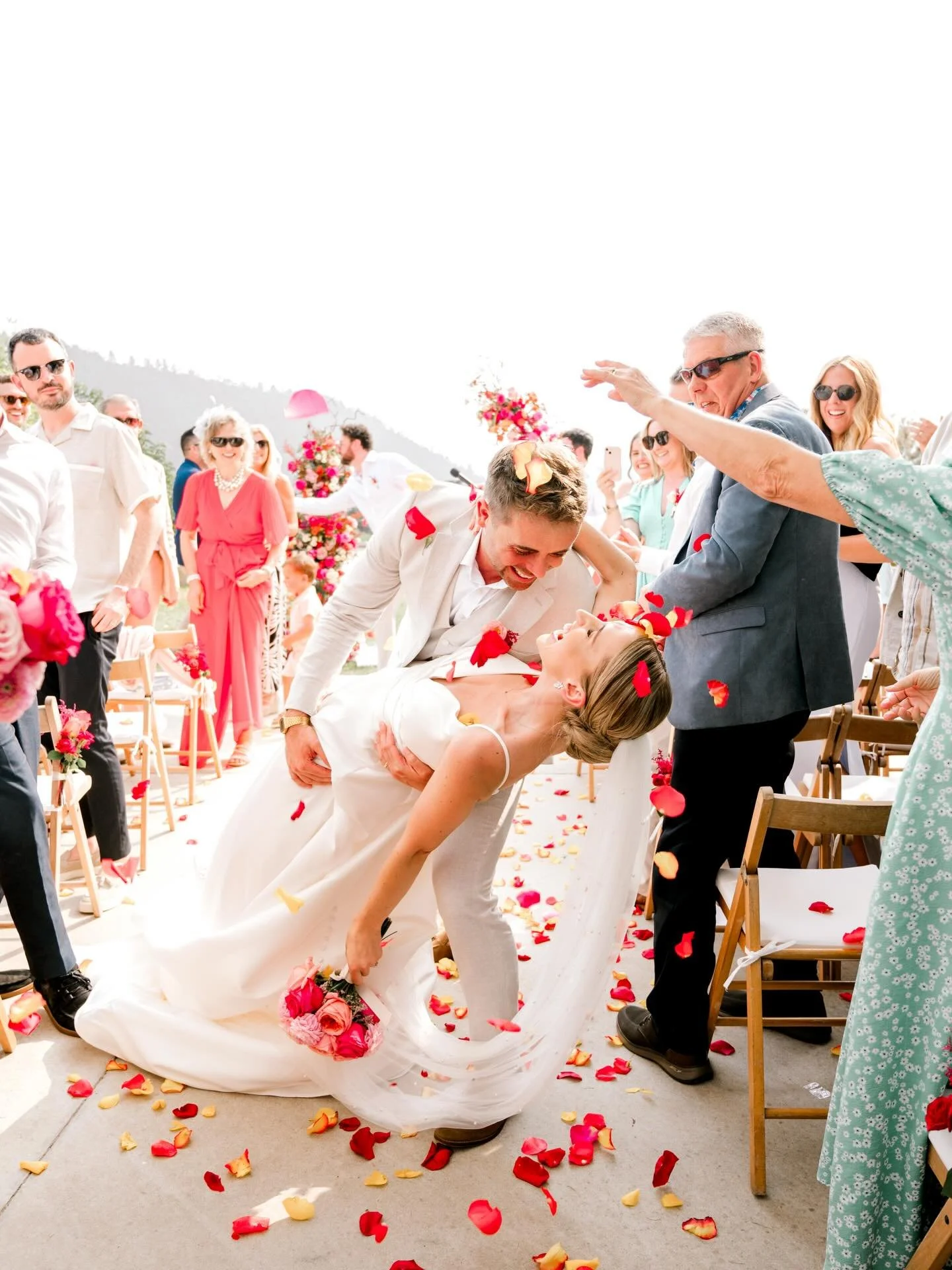 A dias felizes! 💛 Quero sempre registar o perfeito imperfeito, os sorrisos verdadeiros e os abra&ccedil;os mais sentidos. 💛 🇬🇧 Are you planning your elopement or destination wedding in Portugal? I am your girl for capturing true feelings, the per